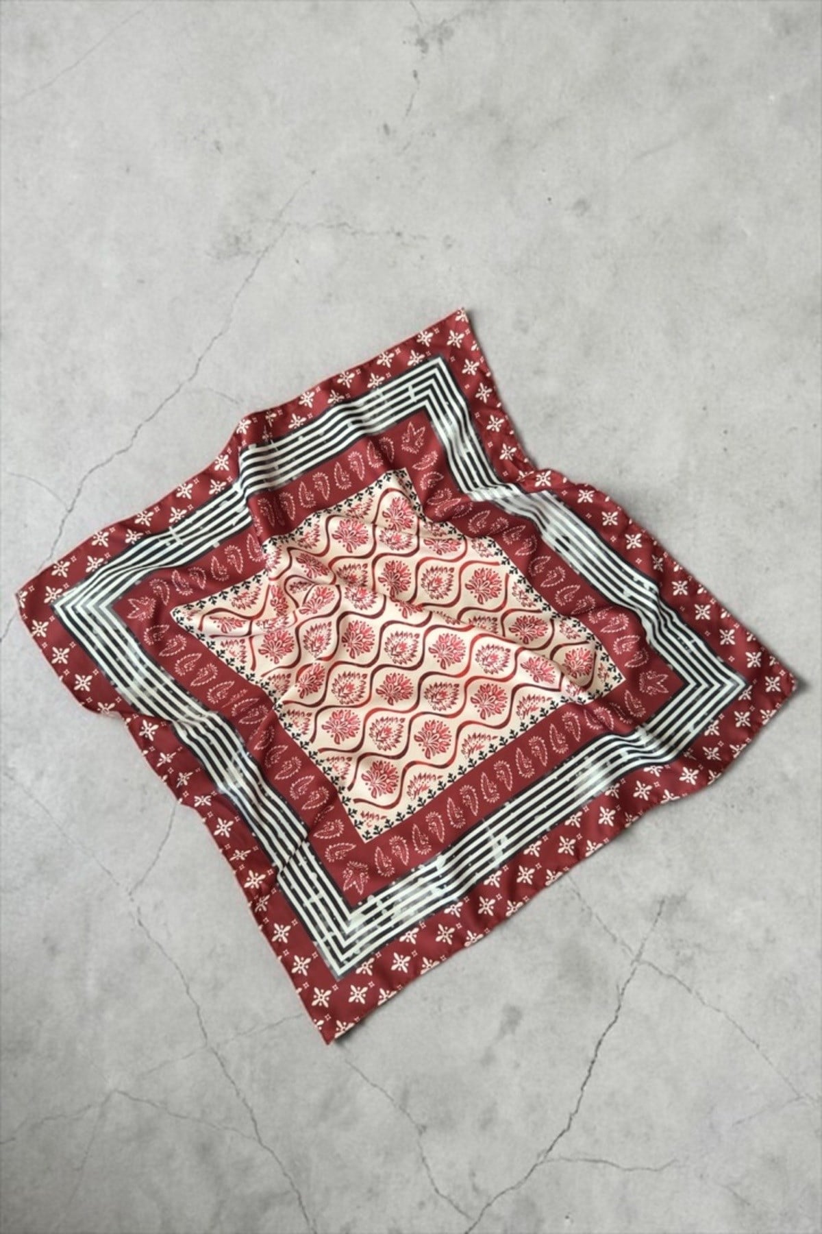 Bordo Tonlarında Çizgili Desenli 55*55 Fular