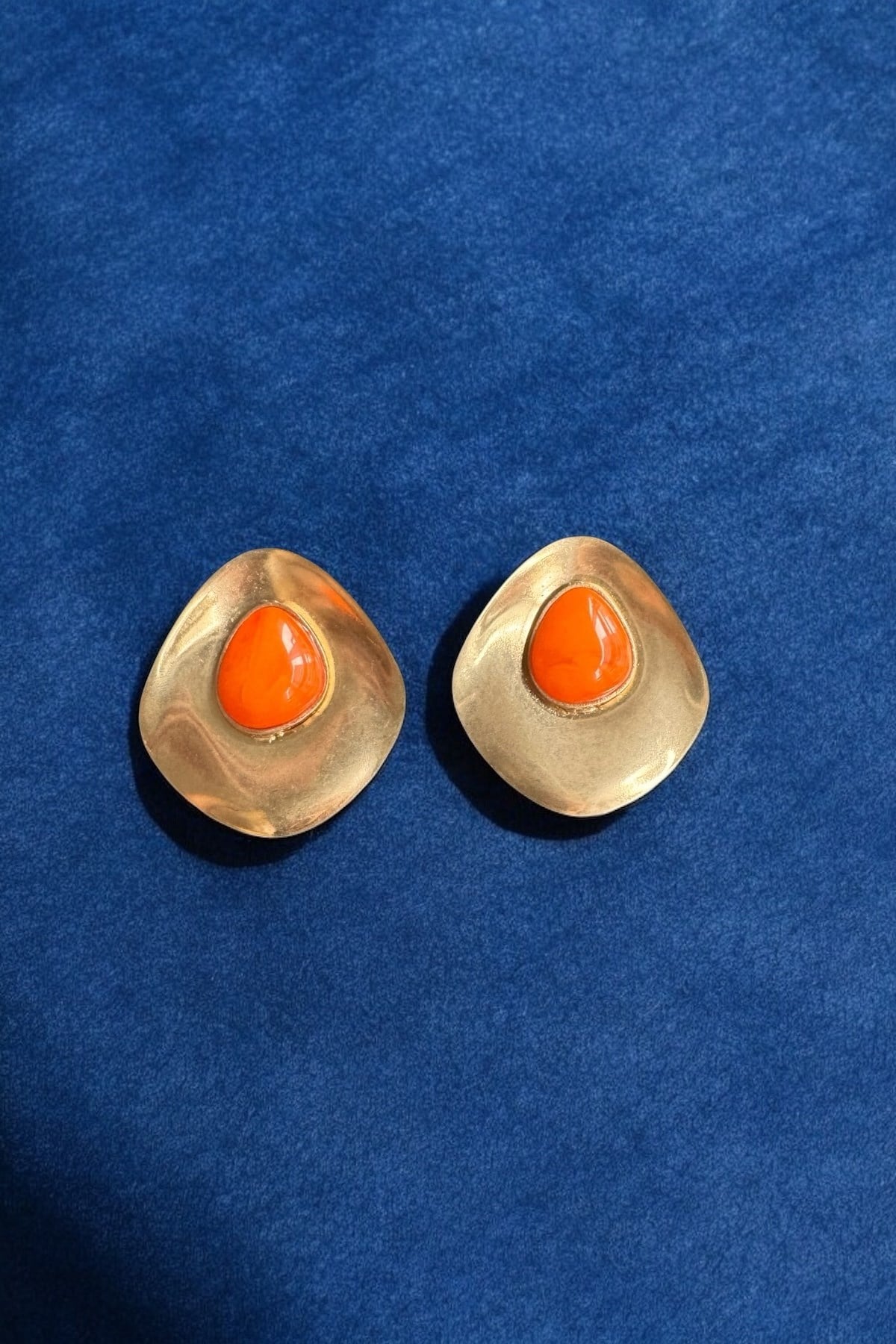 Turuncu Taşlı Altın Renkli Oval Küpe