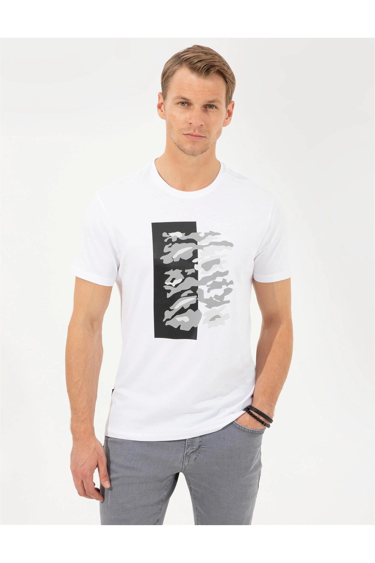 Beyaz Slim Fit Baskılı Bisiklet Yaka Tişört G021SZ011.000.1449896.VR013