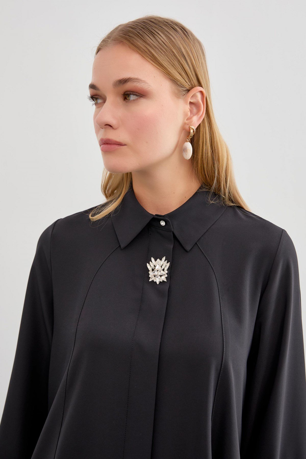 Broş Detaylı Bluz Siyah Bluz 0095