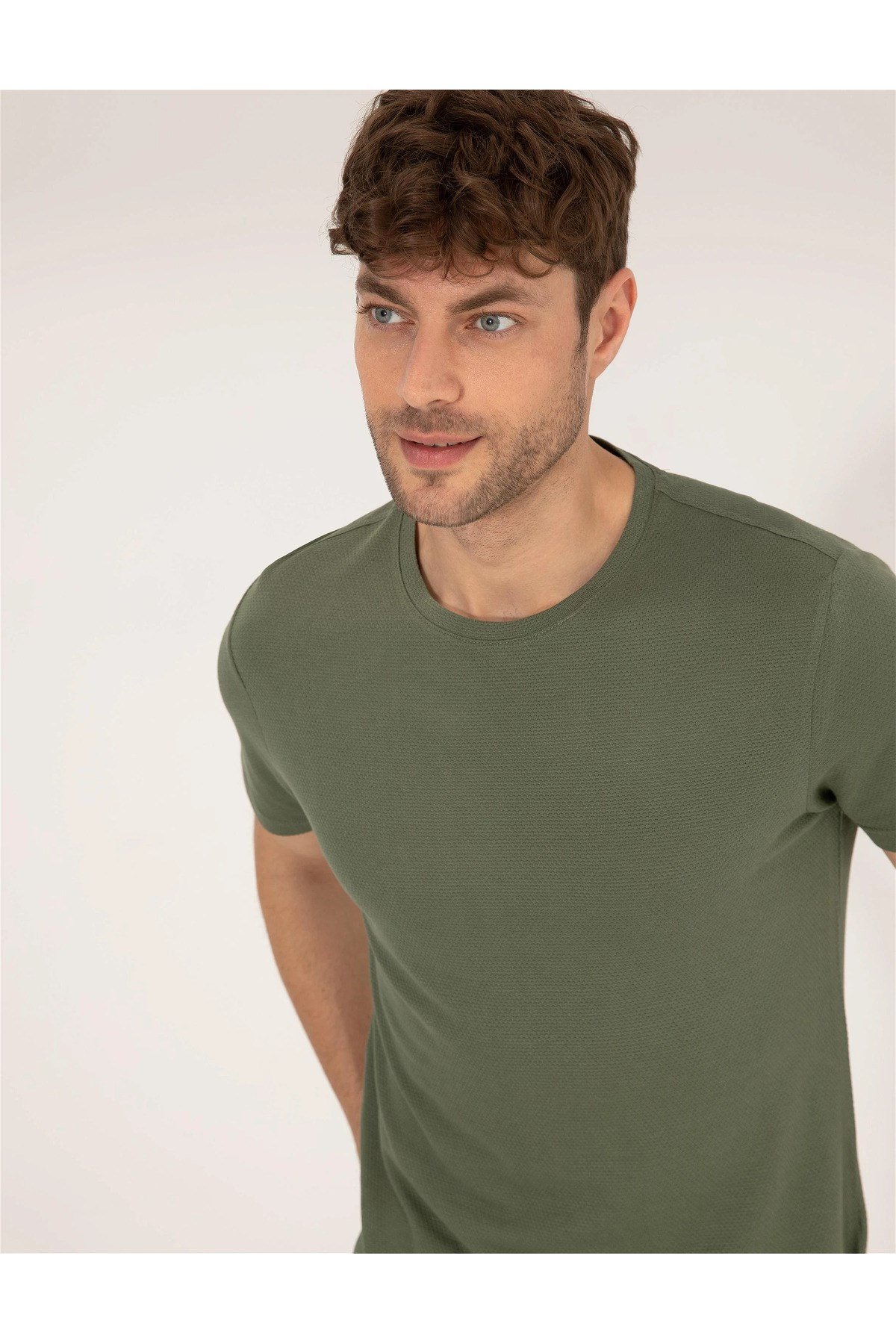 Erkek Slim Fit Basic Tişört G021SZ011.000.1613498.VR046