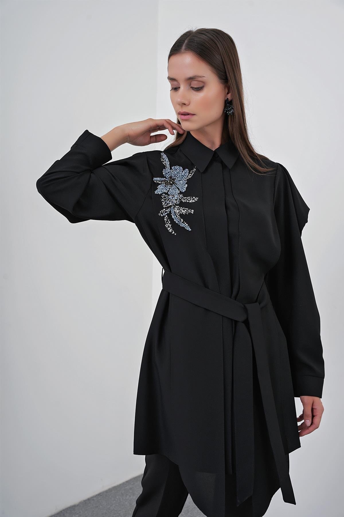 Gömlek Yaka Nakış Detaylı Siyah Tunik T-1502