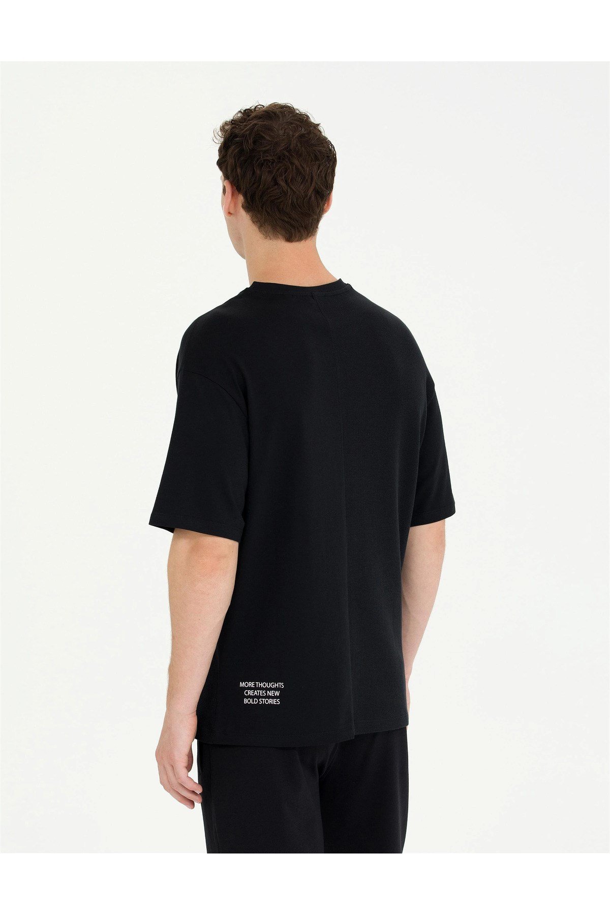 Siyah Regular Fit Bisiklet Yaka Tişört G021SZ011.000.1585738.VR046