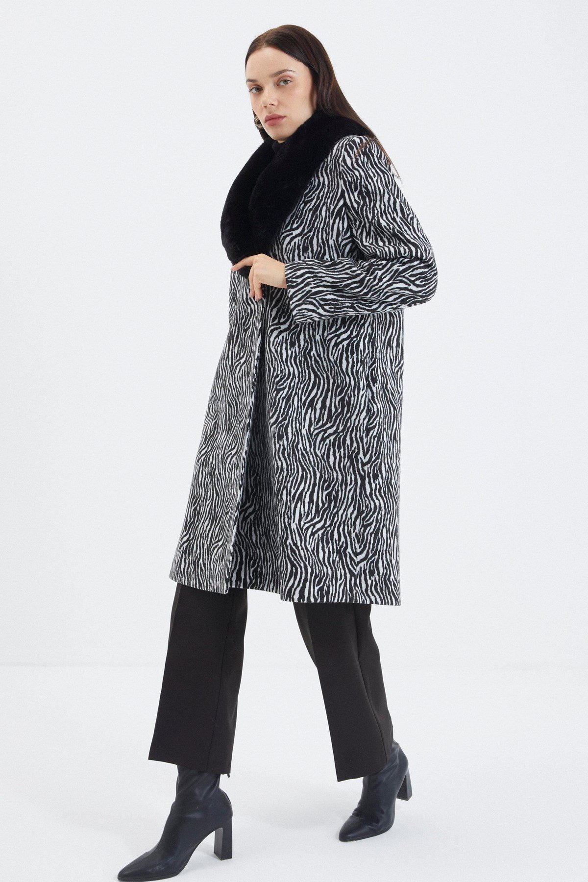 Yaka Desenli Kaşe  Tesettür  Kaban