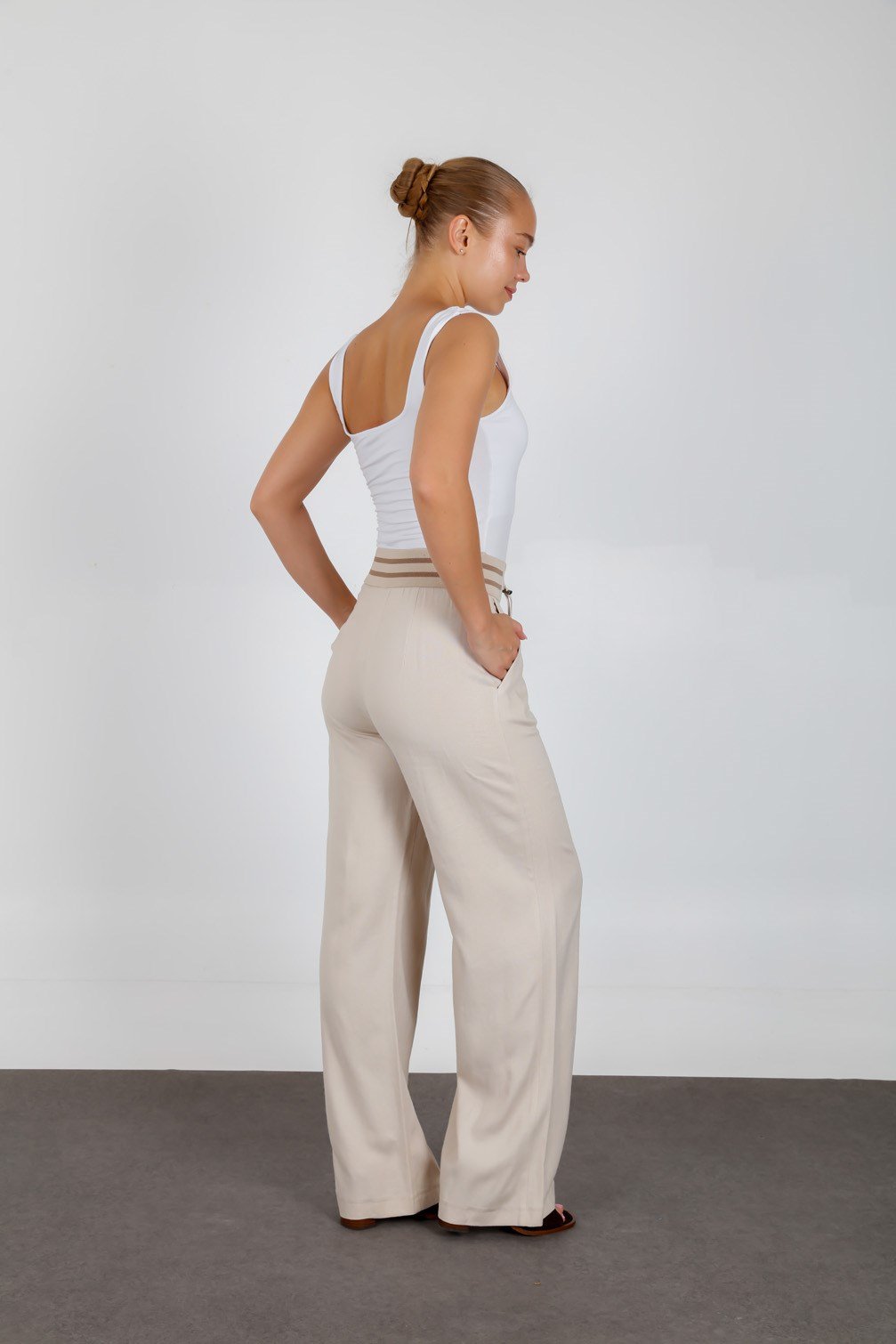 Doğal Düğme Detaylı Beli Lastikli Yazlık Bol Paça Pantolon Bej