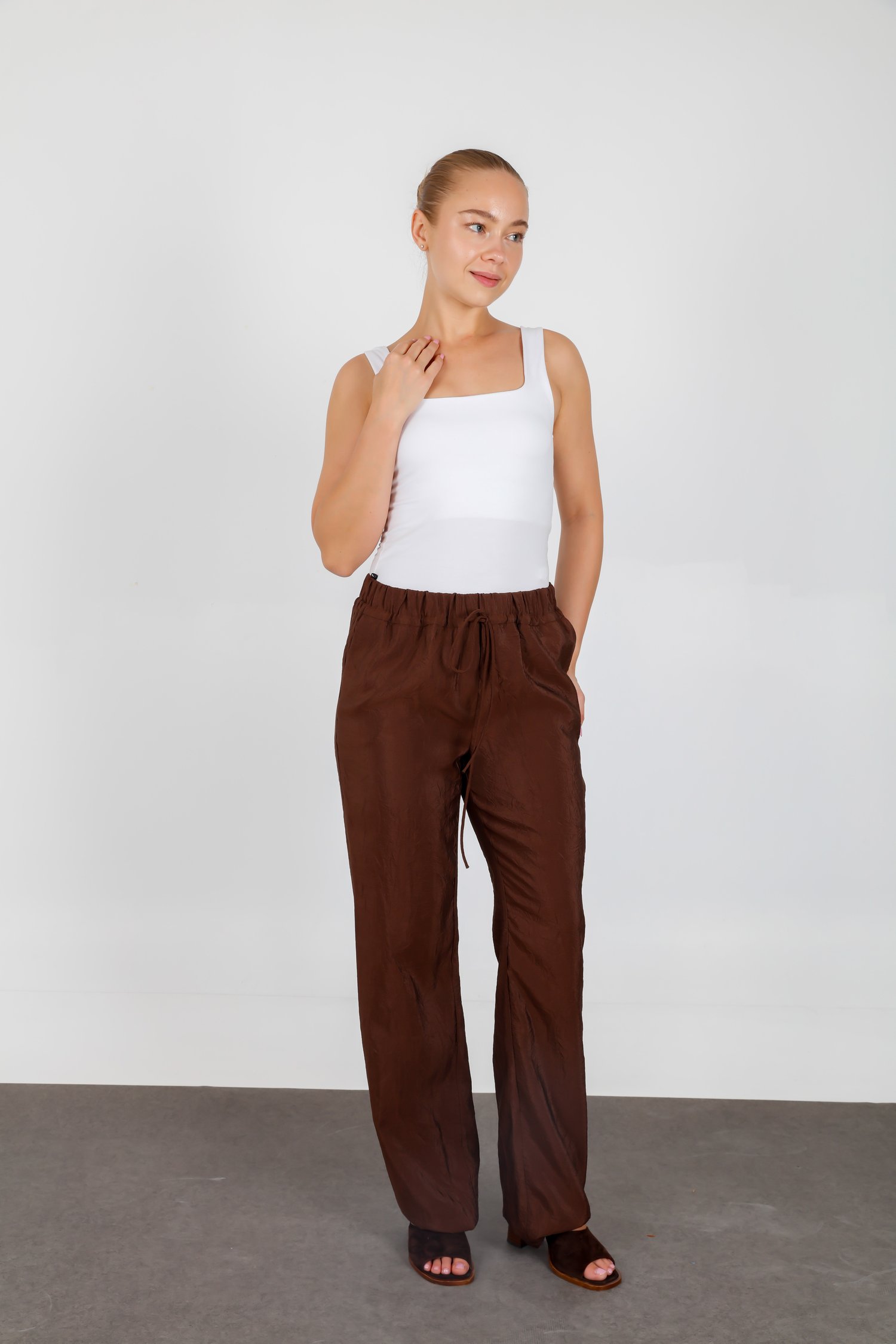 Beli Lastikli Rahat Kesim Yazlık Geniş Paça Pantolon Kahverengi 