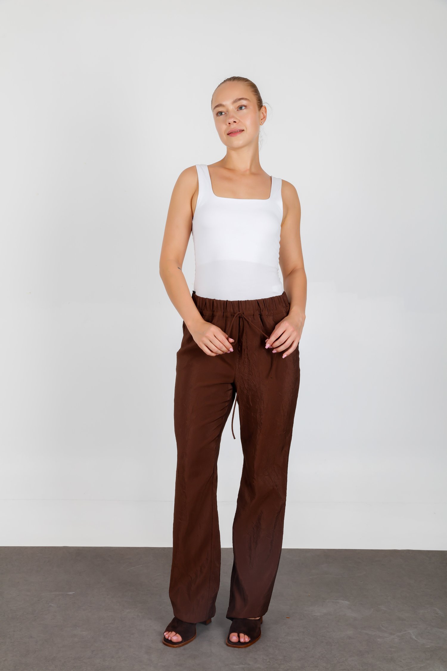 Beli Lastikli Rahat Kesim Yazlık Geniş Paça Pantolon Kahverengi 