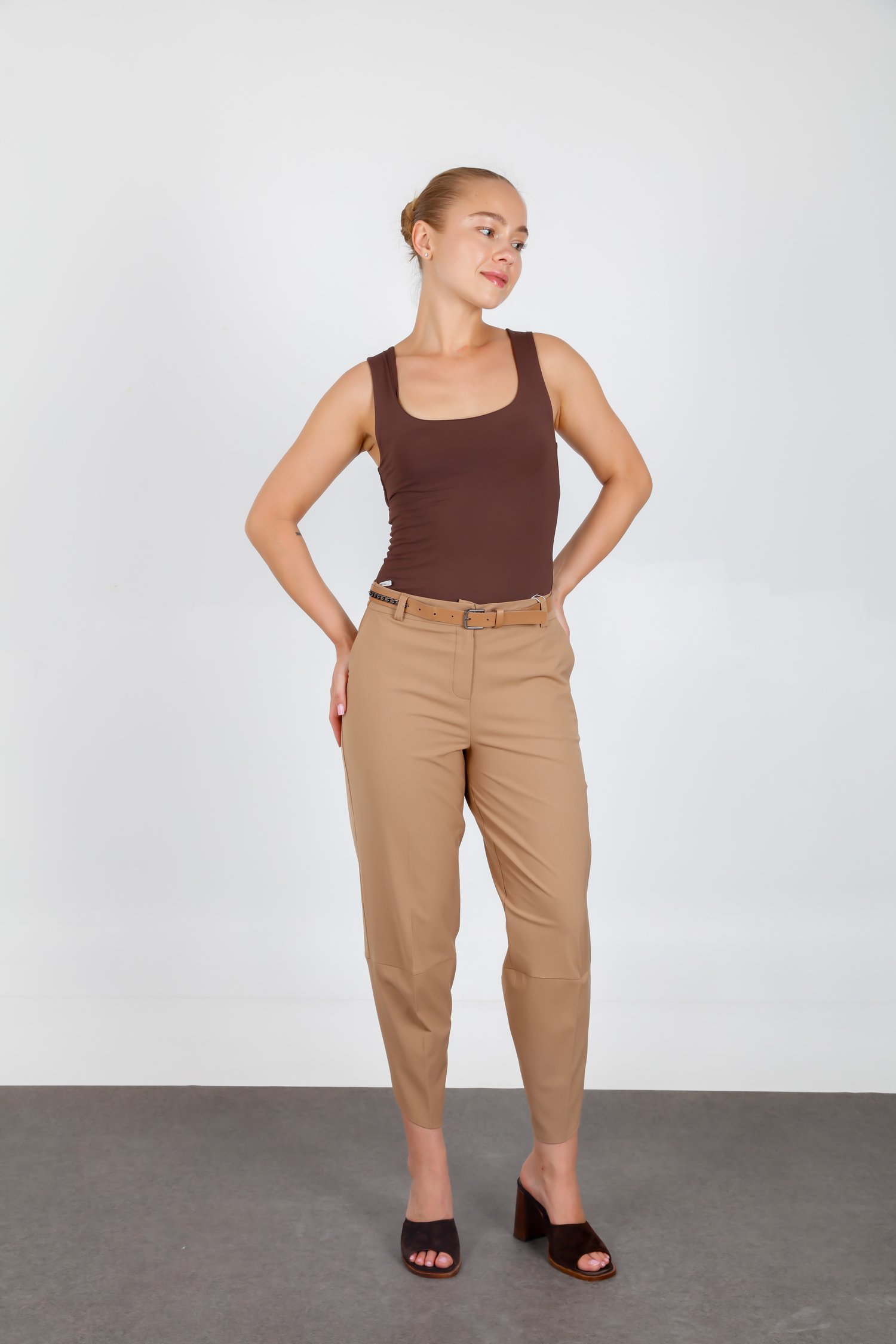 Kemerli Paçası Detaylı Rahat Kesim Şık Kumaş Pantolon Camel