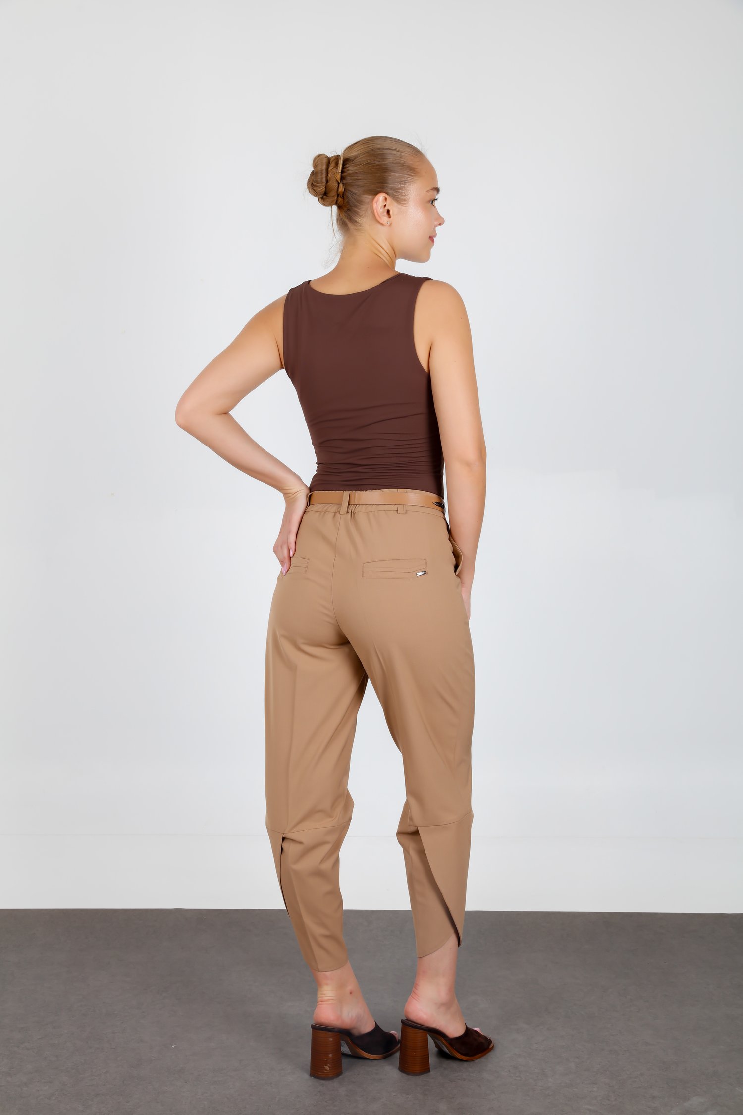 Kemerli Paçası Detaylı Rahat Kesim Şık Kumaş Pantolon Camel