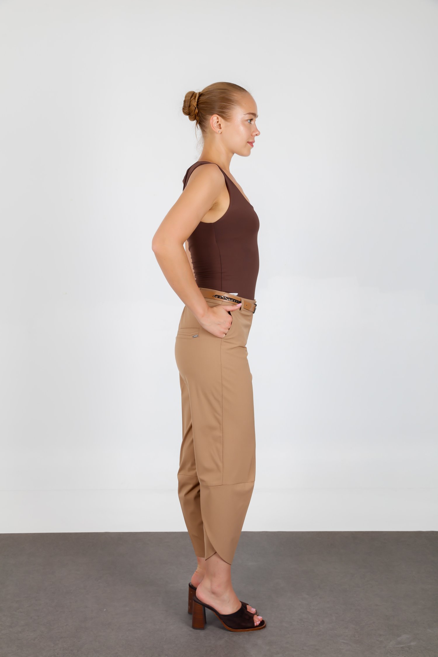 Kemerli Paçası Detaylı Rahat Kesim Şık Kumaş Pantolon Camel