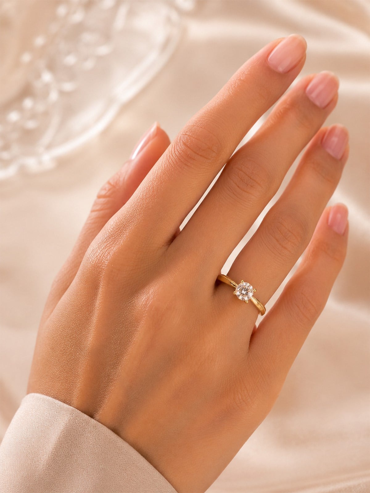 14 Ayar Zarif İşlemeli Tektaş Altın Kadın Yüzük