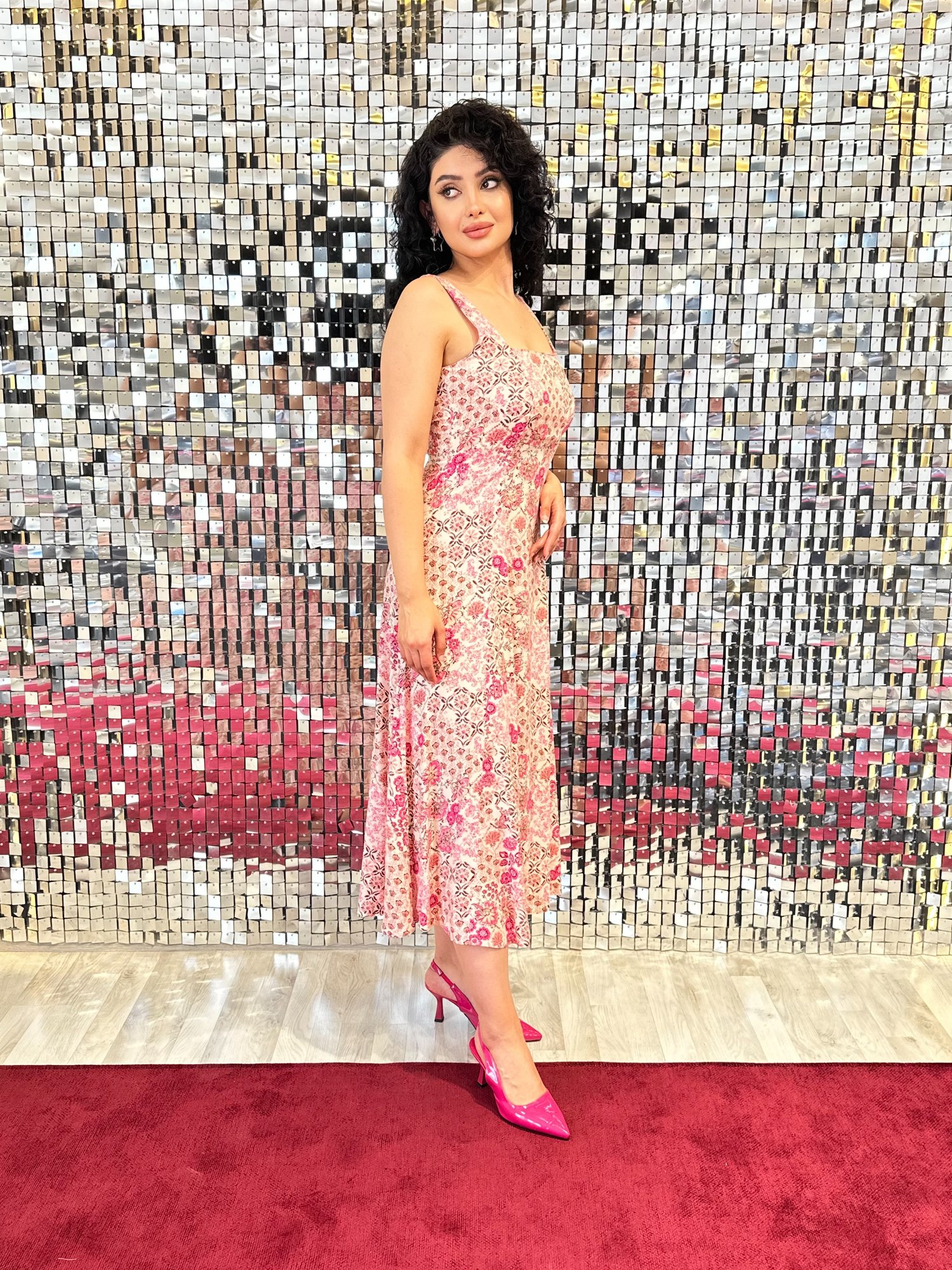 Pembe Kare Yaka Çiçek Desenli Viskon Elbise