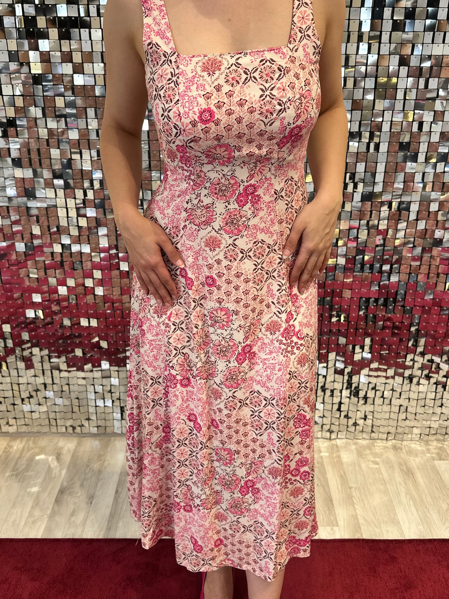 Pembe Kare Yaka Çiçek Desenli Viskon Elbise