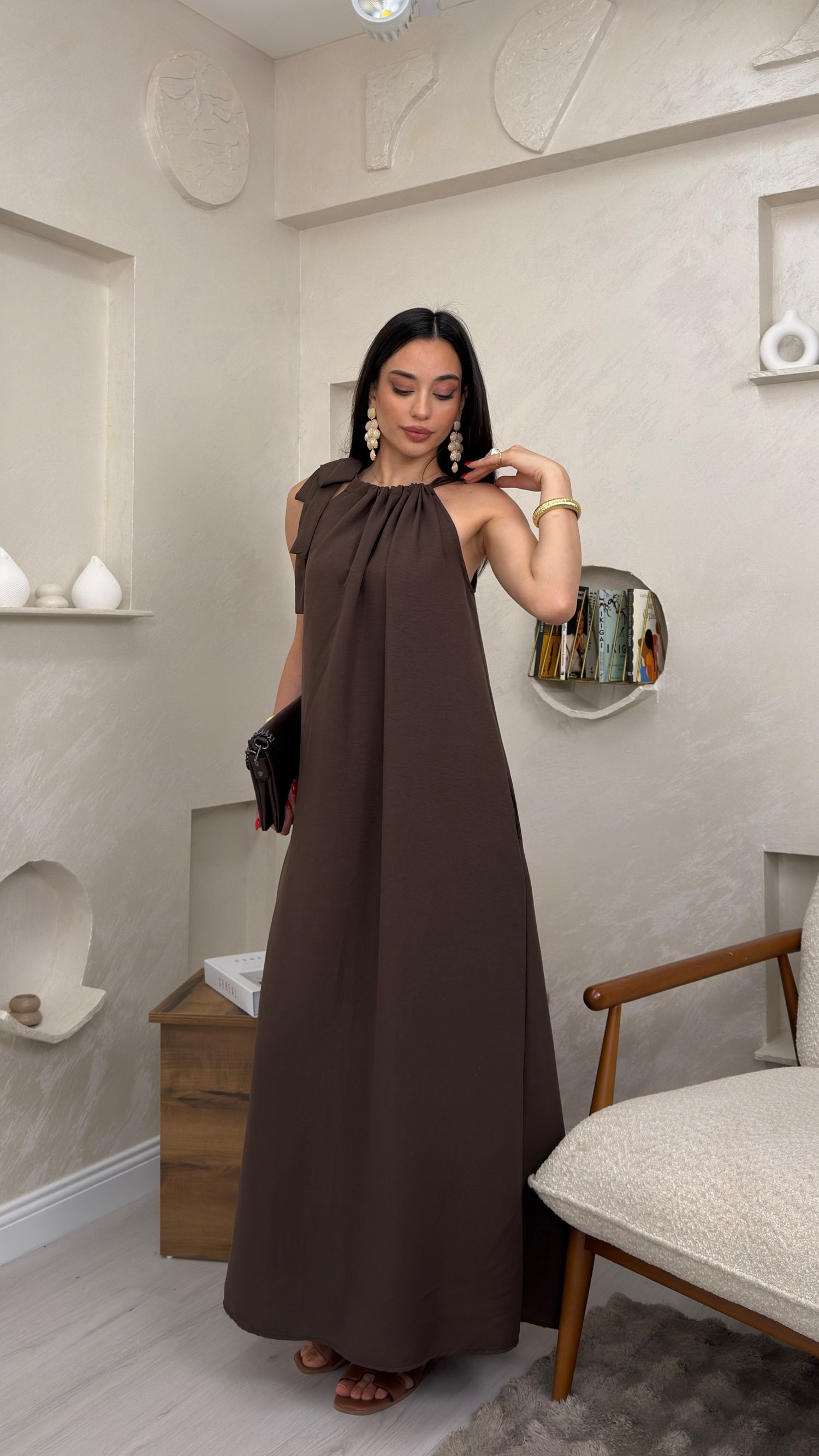 FAYE KAHVE RENKLİ BOYUNDAN BAĞLAMALI SALAŞ TARZ KADIN MAXİ ELBİSE