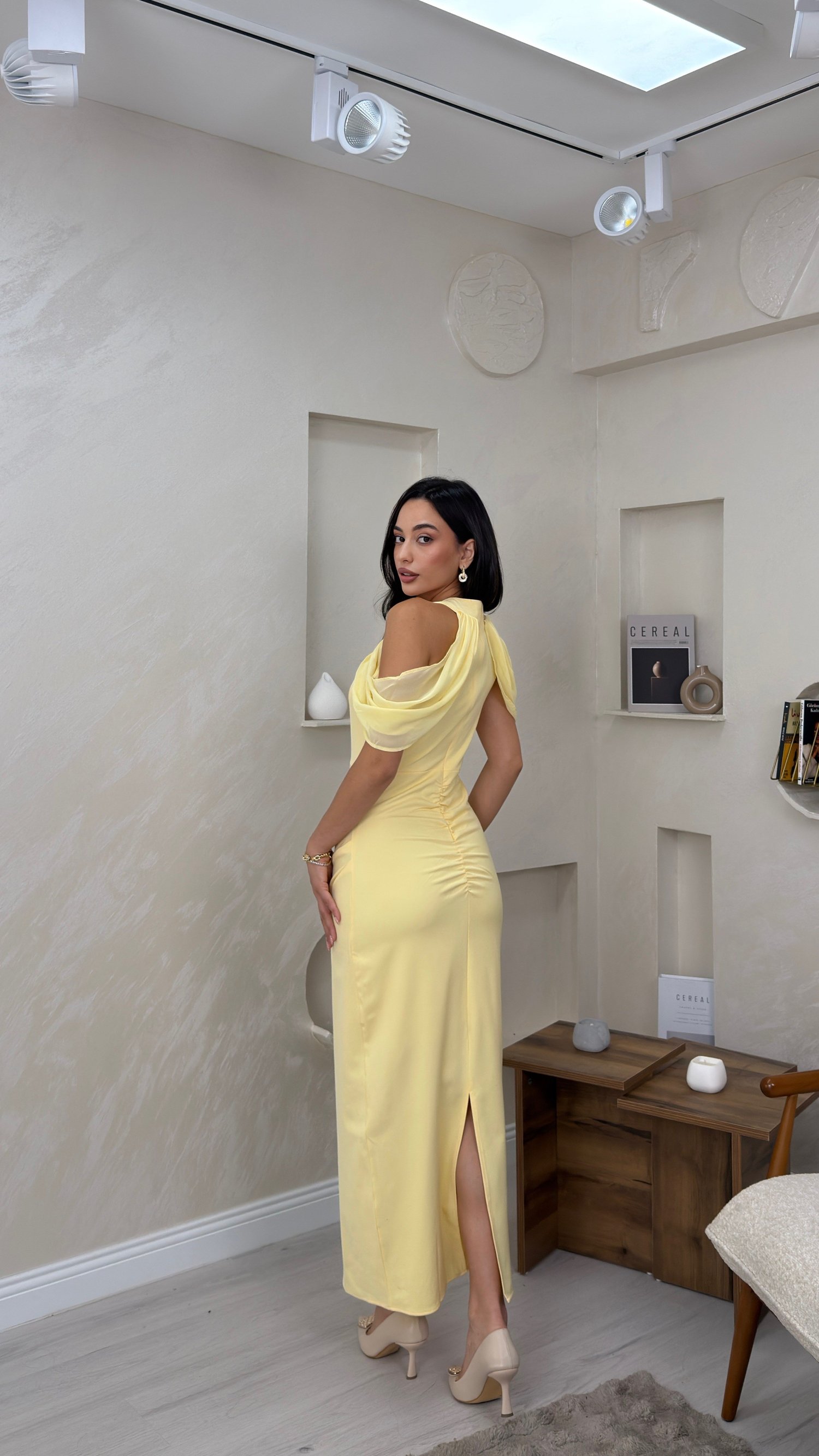JUNE SARI RENKLİ OMUZ TÜL DETAYLI KADIN MAXİ ELBİSE