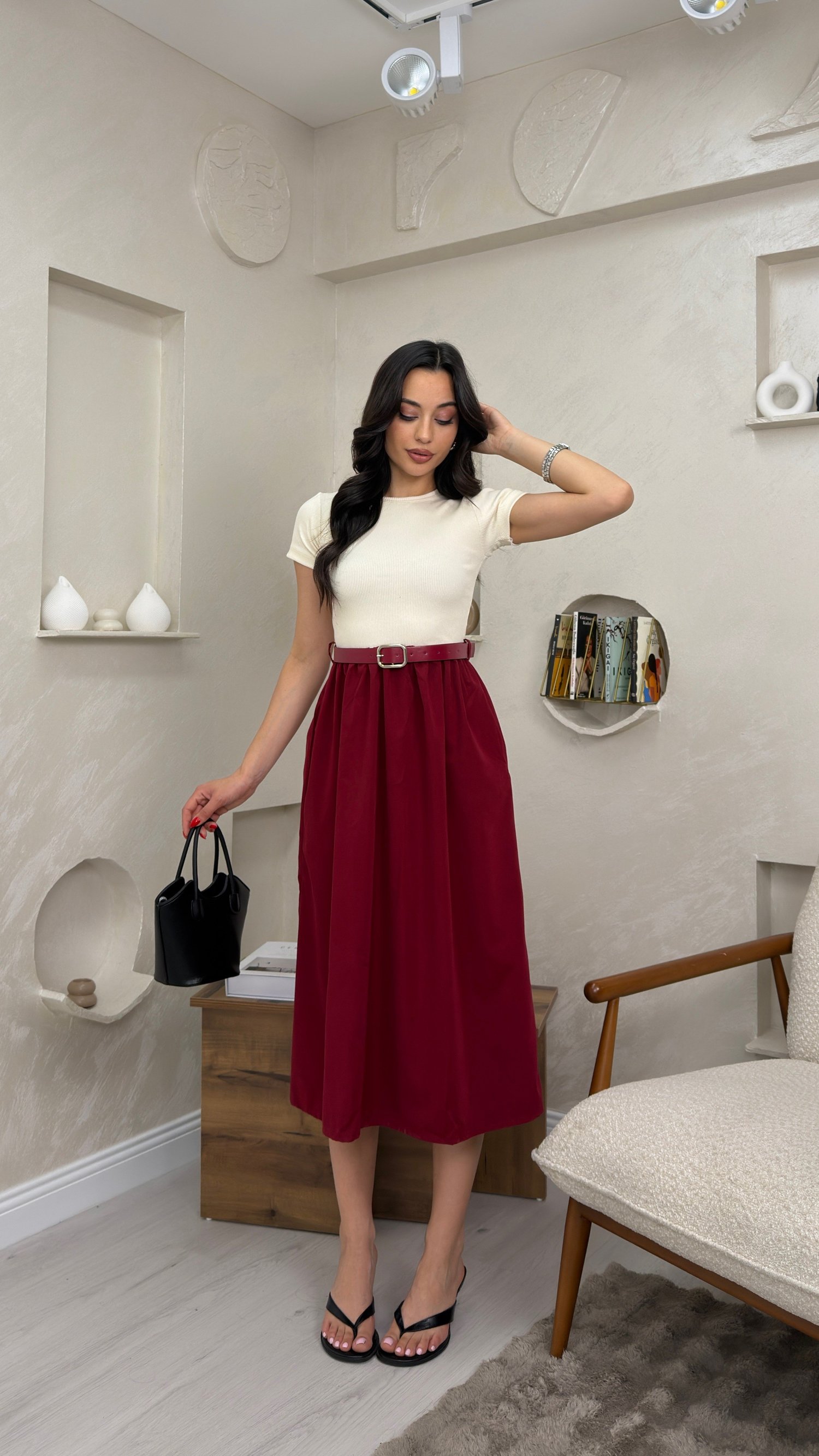 KEMERLİ PİLELİ MİDİ ETEK ELBİSE- BORDO