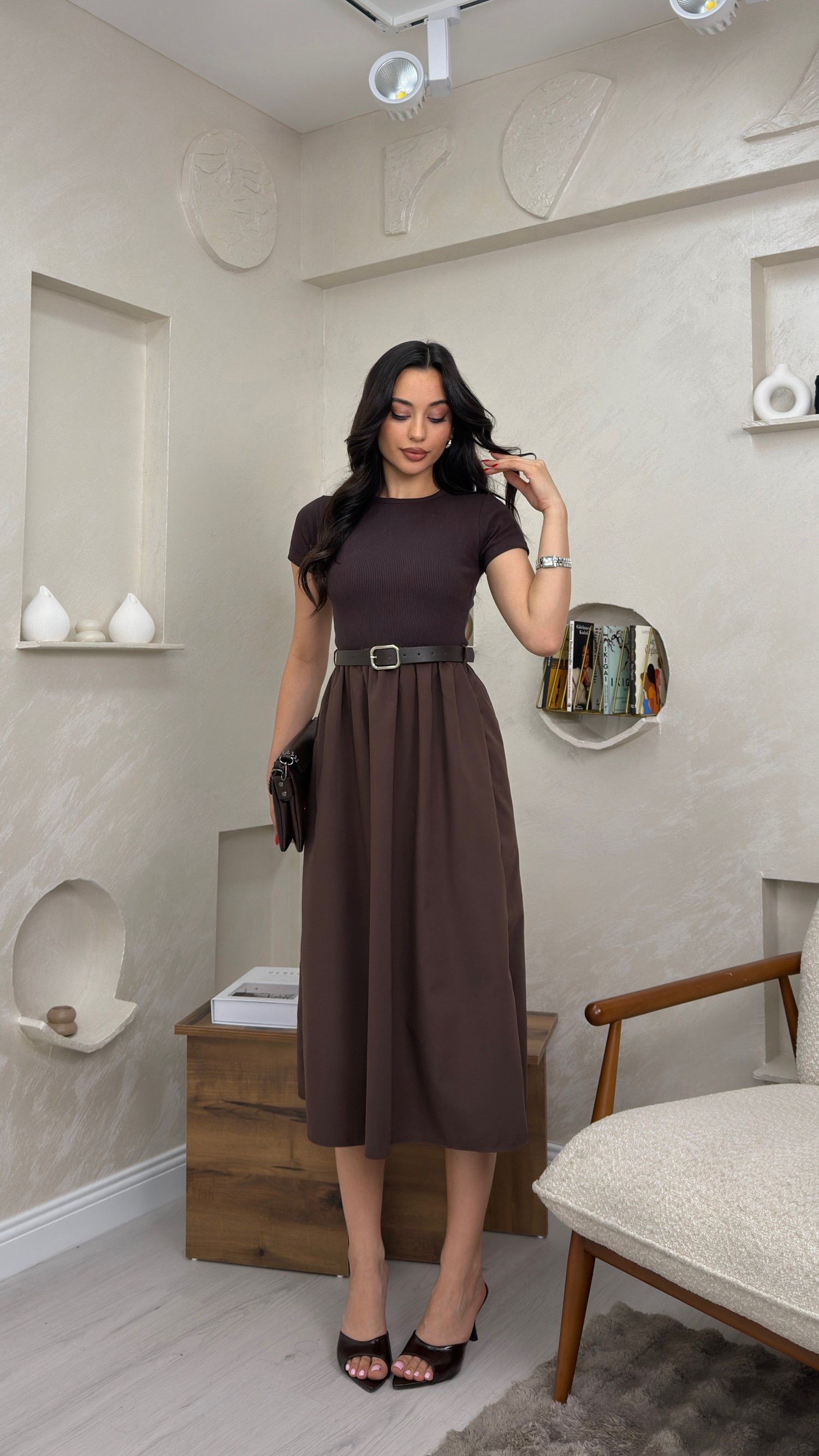 KEMERLİ PİLELİ MİDİ ETEK ELBİSE- KAHVE