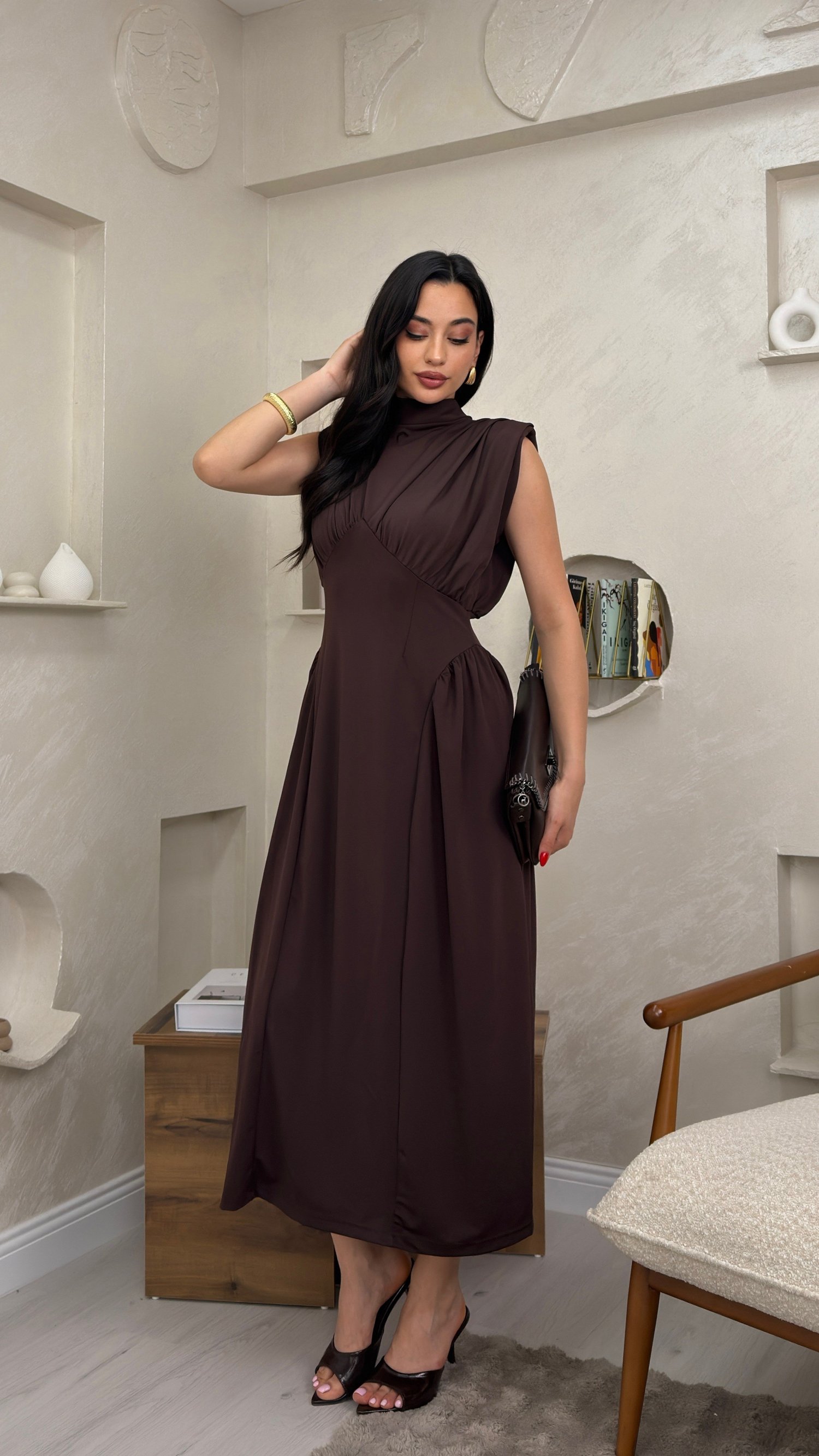 NİCOLETTE FİYONK YAKA DETAYLI KAHVE RENKLİ KADIN MİDİ ELBİSE 
