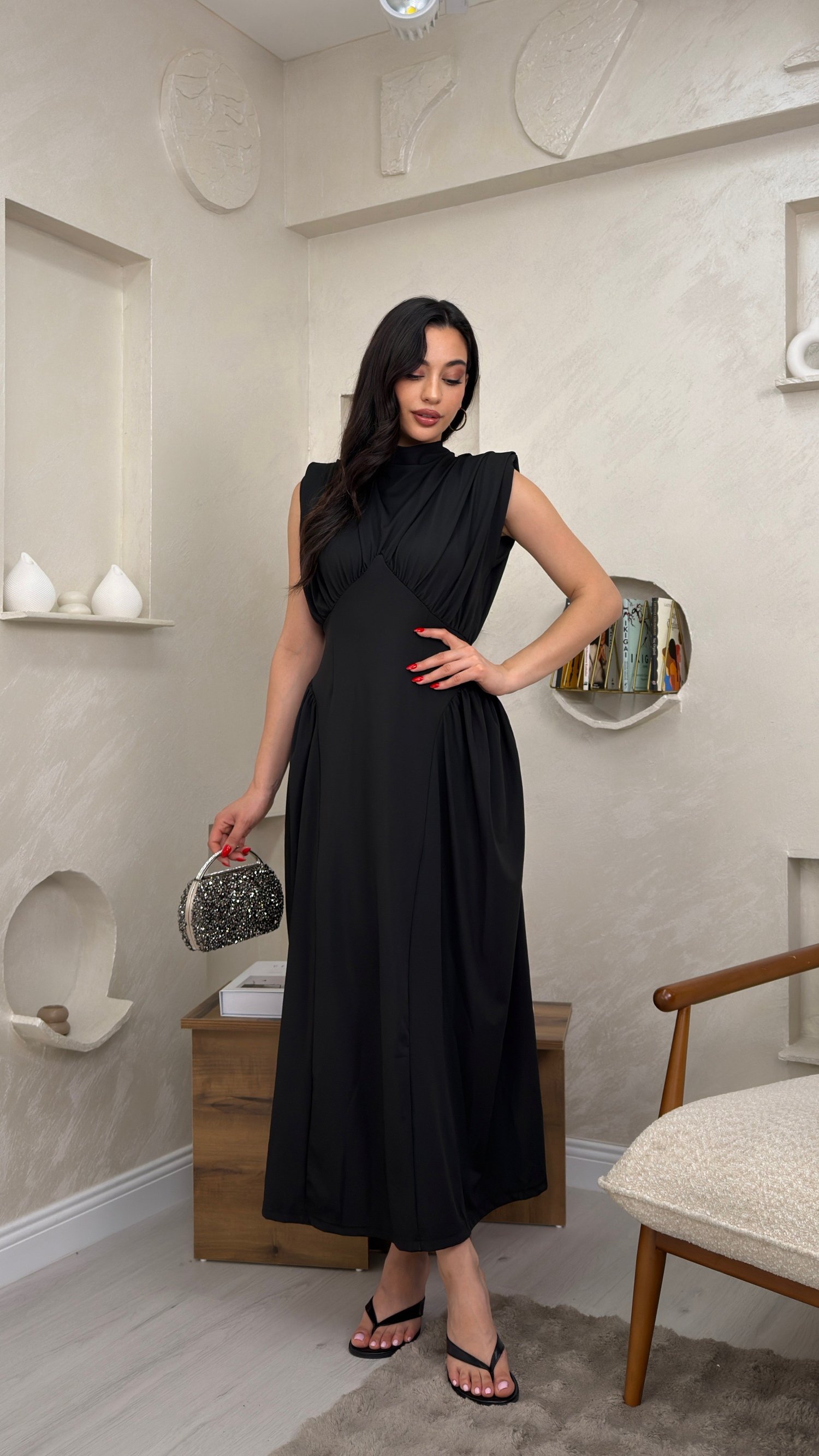 NİCOLETTE FİYONK YAKA DETAYLI SİYAH RENKLİ KADIN MİDİ ELBİSE 