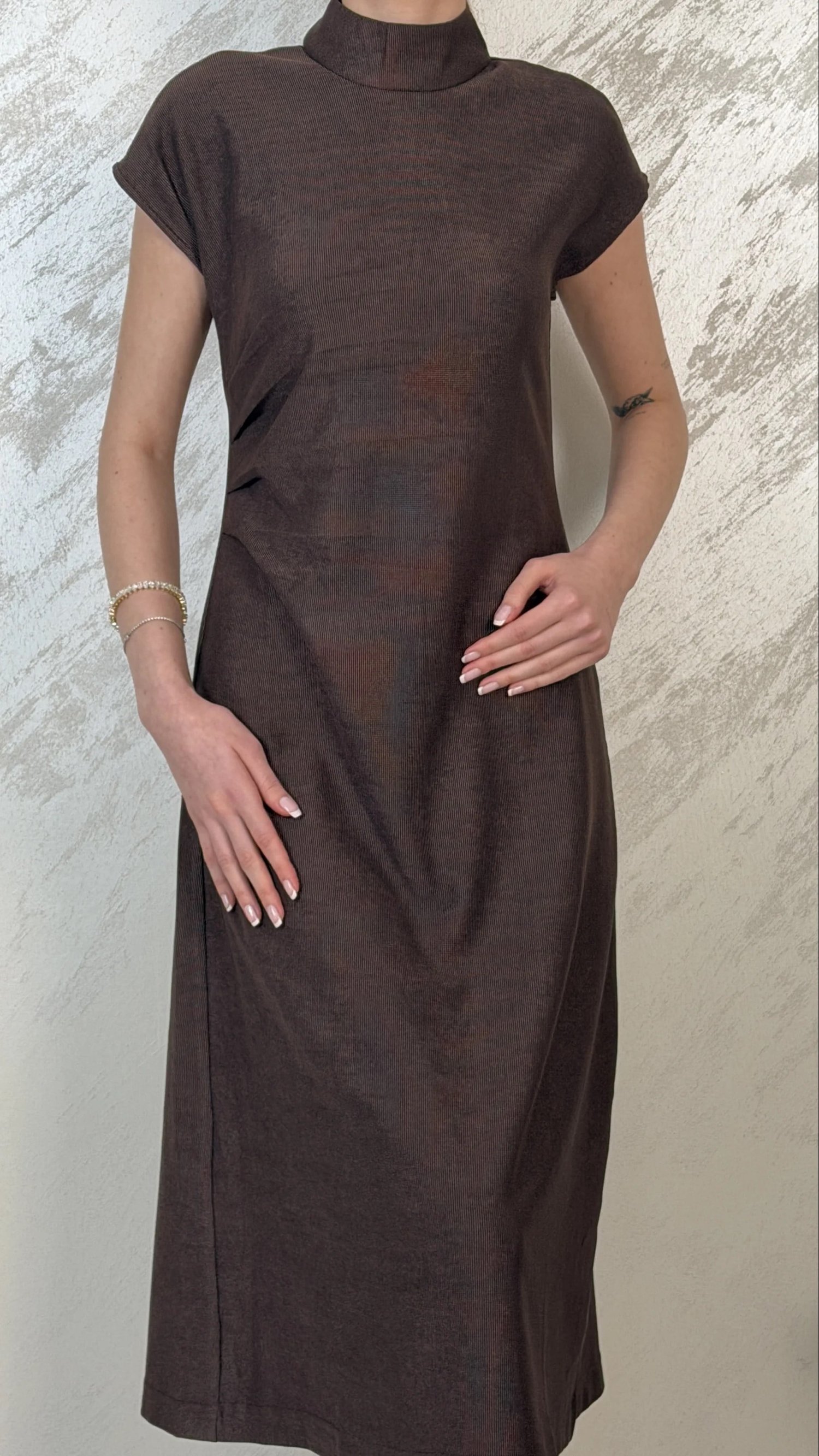PİLE DETAYLI MUADİL MİDİ ELBİSE- KAHVERENGİ