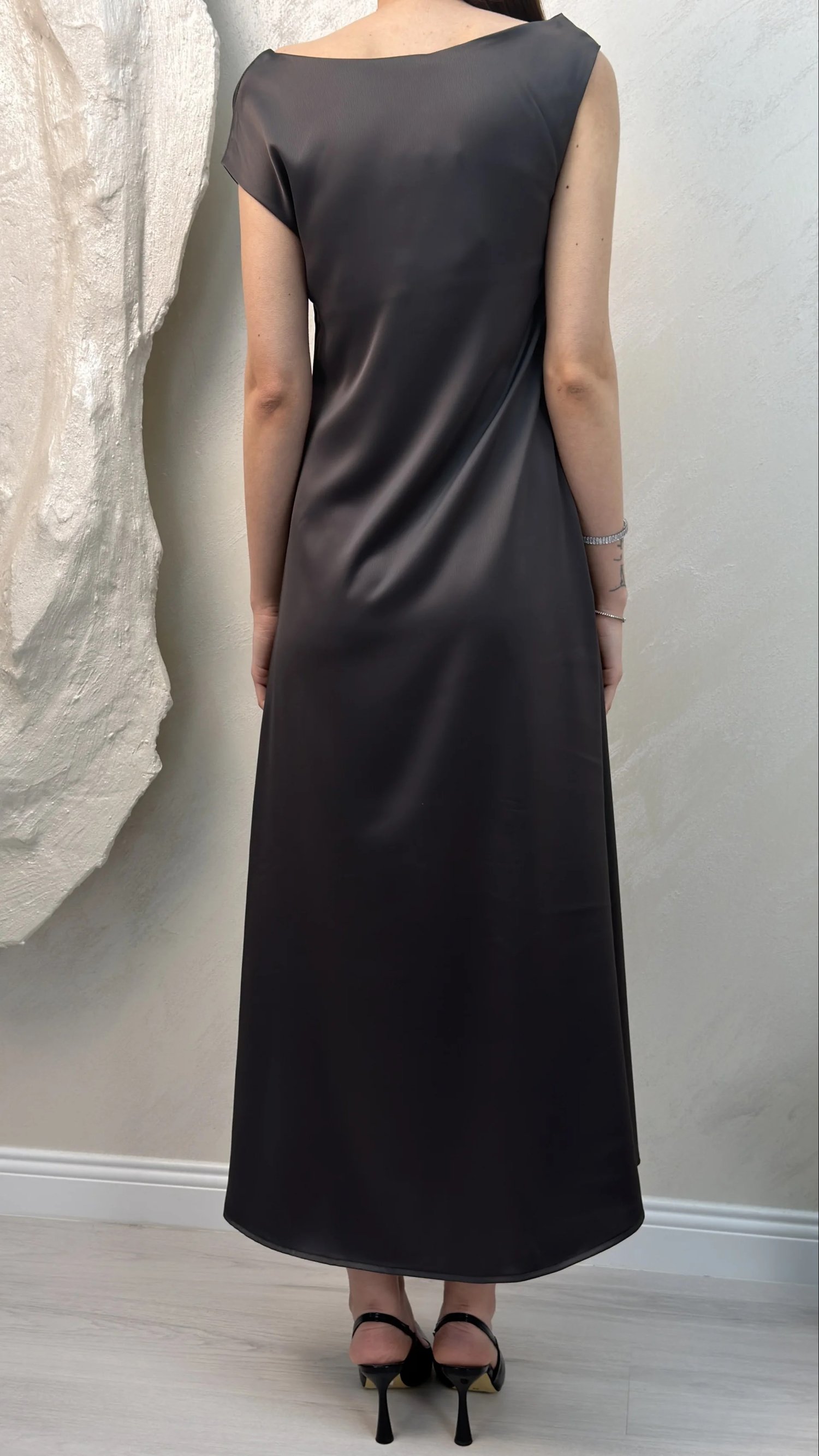 SATEN MAXİ ELBİSE-FÜME