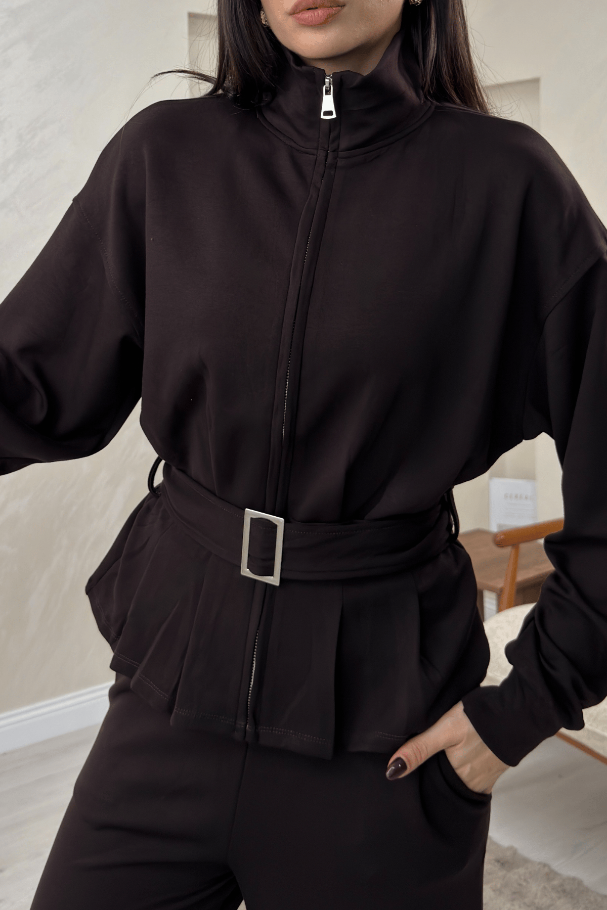 Zoe Kahve Renkli Kemerli Fermuarlı Ceket ve Pantolon Kadın Takım | miraylawear