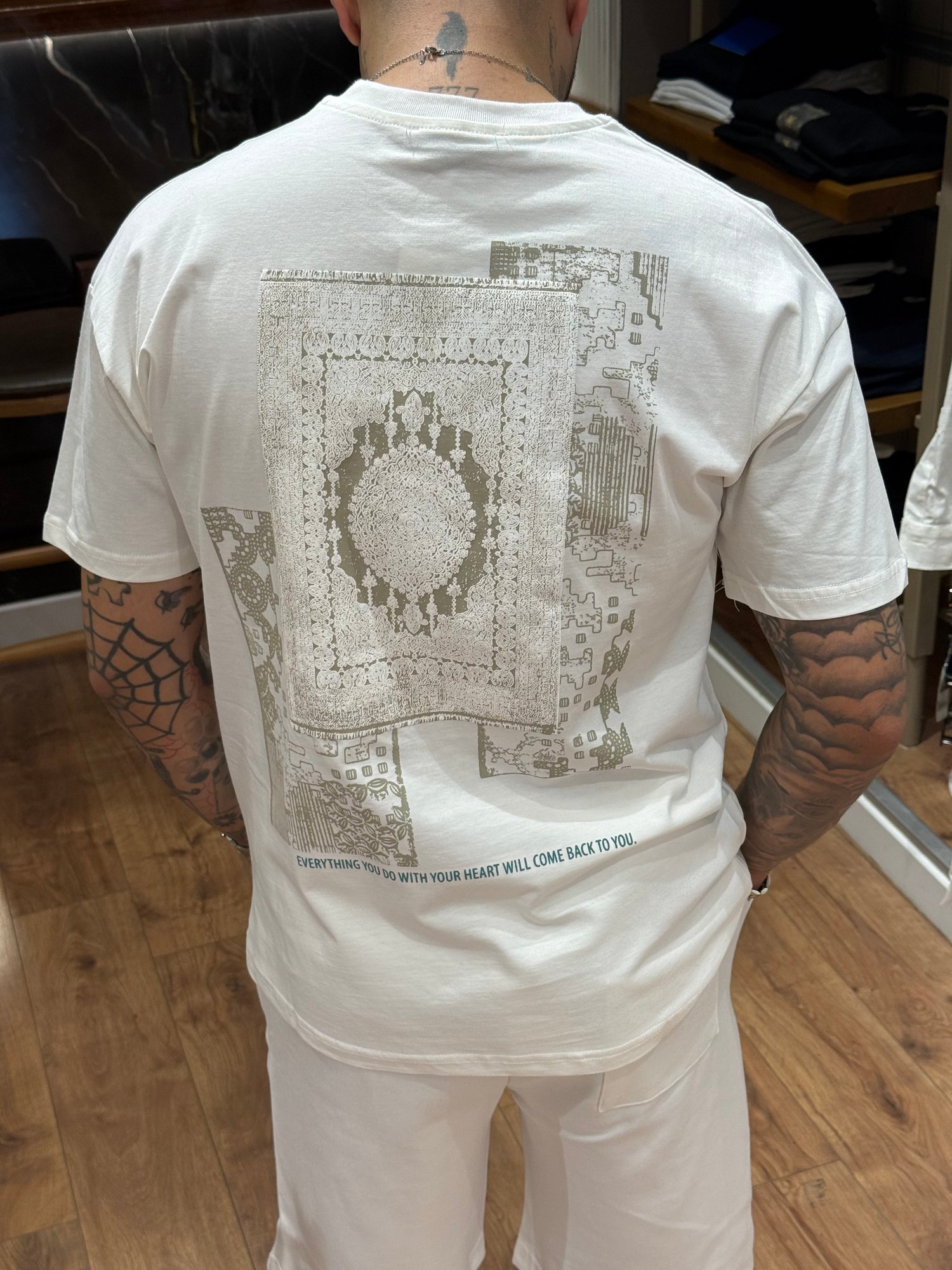 Beyaz Kilim Desenli Ön ve Sırt Baskılı Oversize Erkek Tişört