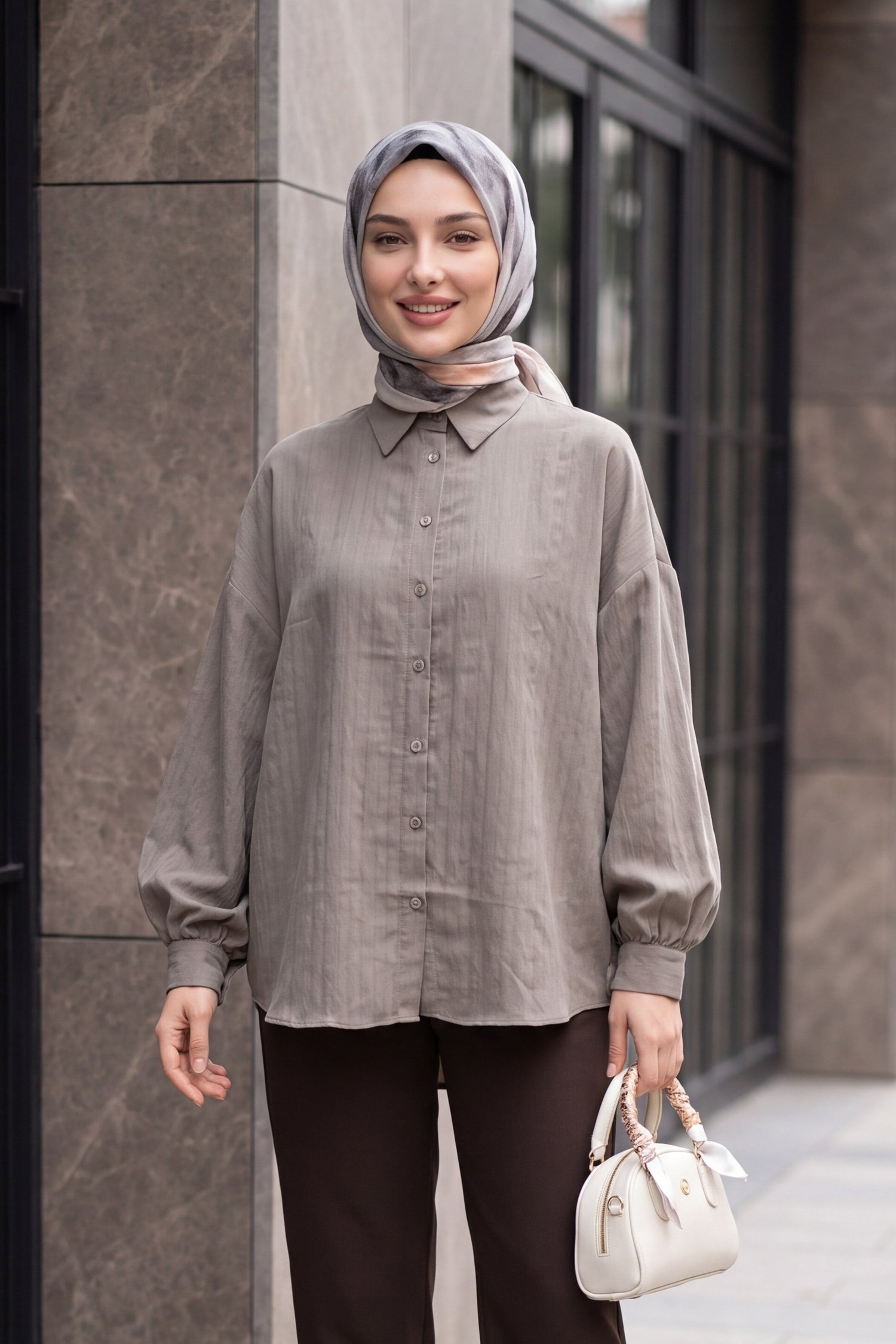 Arkası Uzun Oval Kesim Düğmeli Oversize Gömlek -Açık Kahverengi