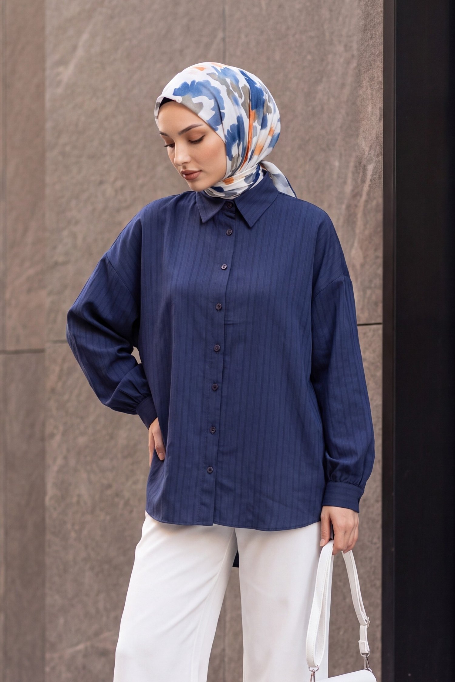 Arkası Uzun Oval Kesim Düğmeli Oversize Gömlek -Lacivert