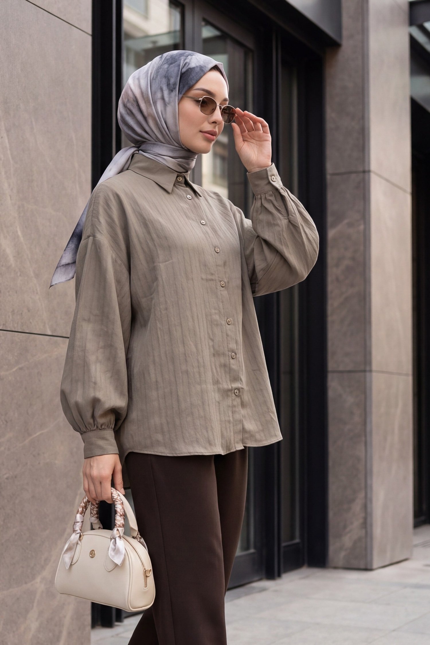 Arkası Uzun Oval Kesim Düğmeli Oversize Gömlek -Açık Kahverengi
