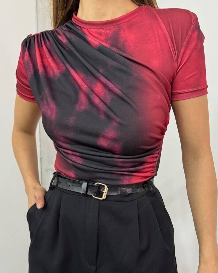 Bel Omuz Büzgülü Batik Baskı Sendy Bluz  -Kırmızı