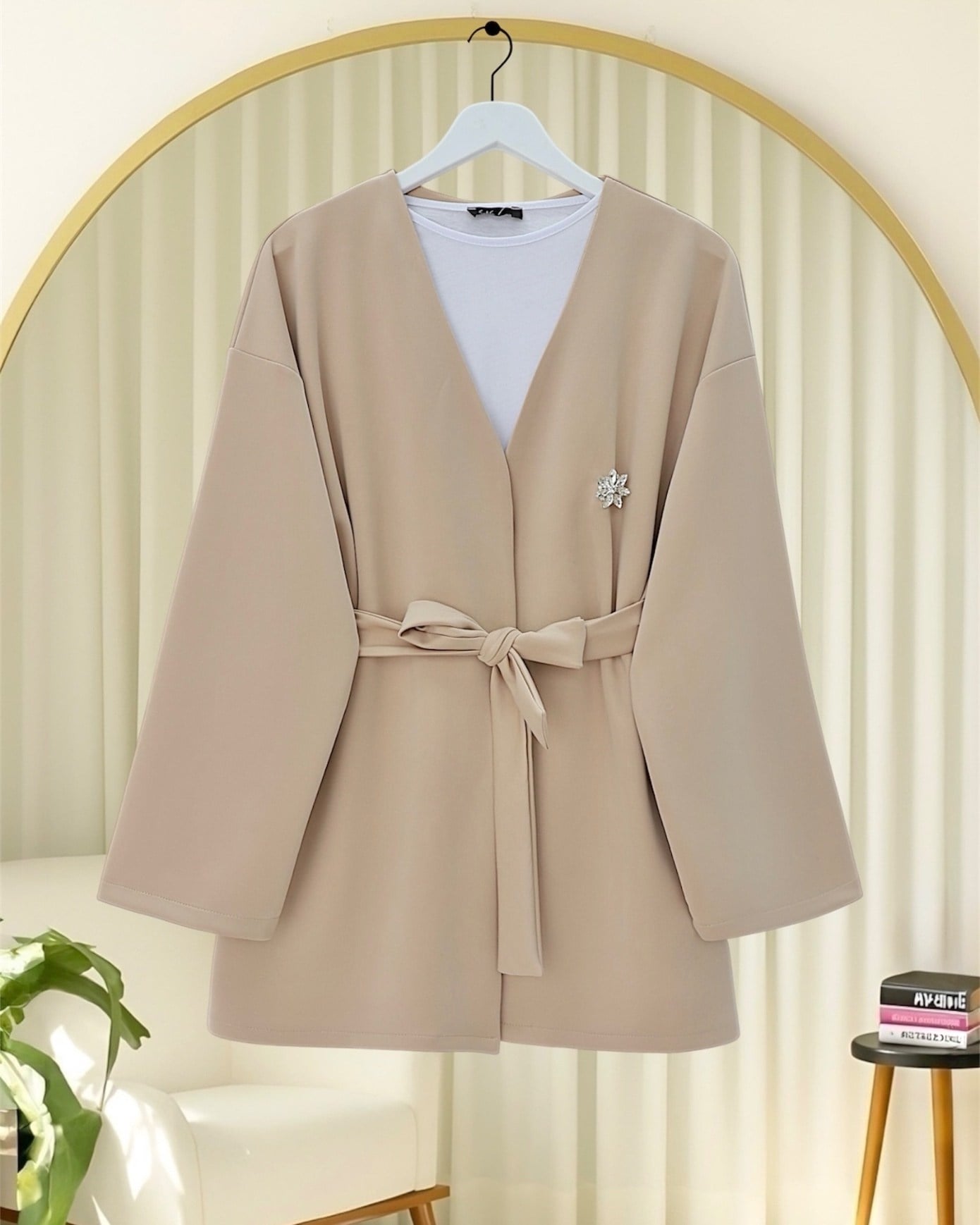 Broş Detaylı Beli Kuşaklı Scuba Ceket -Bej
