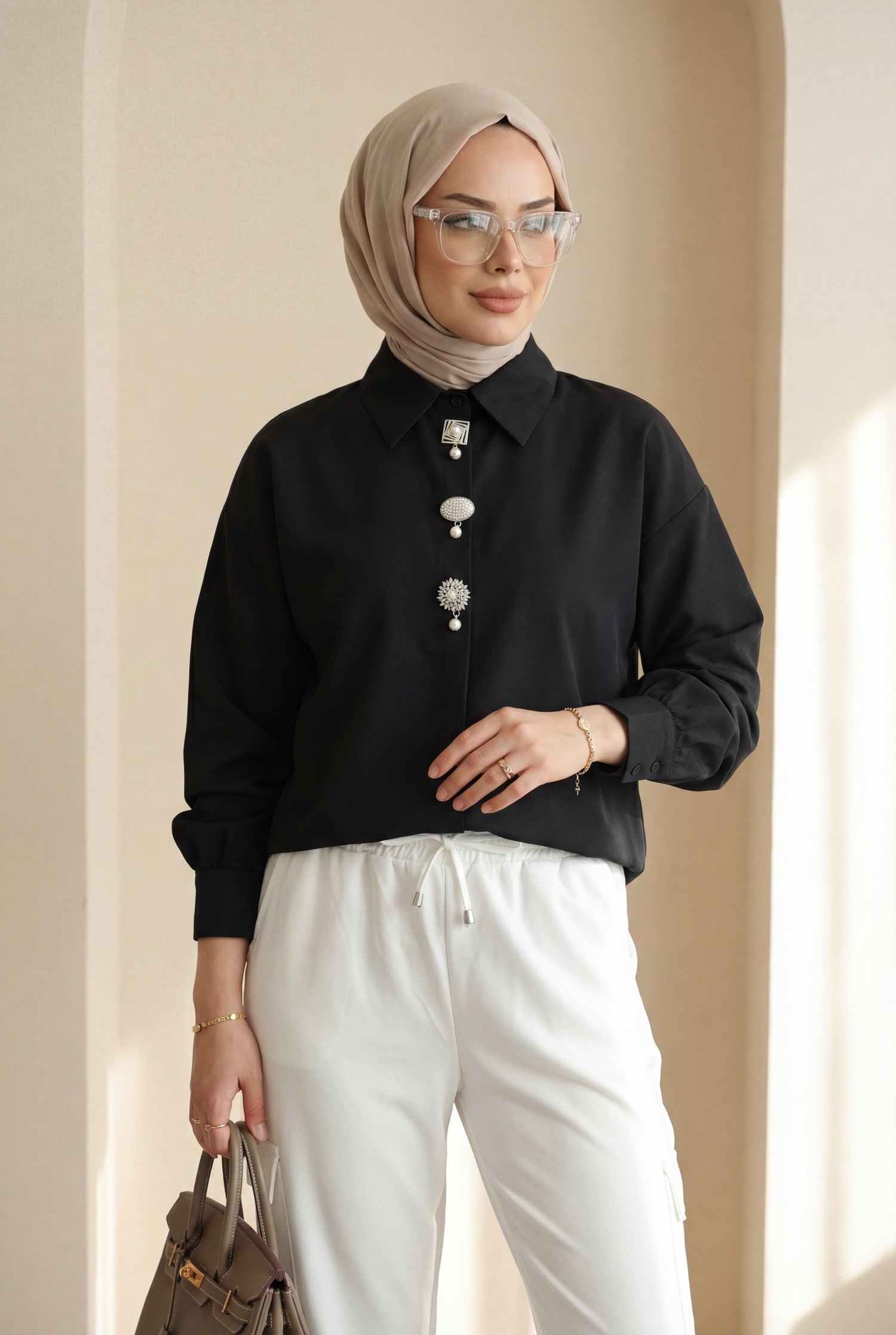 Broş Detaylı Gizli Düğmeli Poplin Gömlek -Siyah