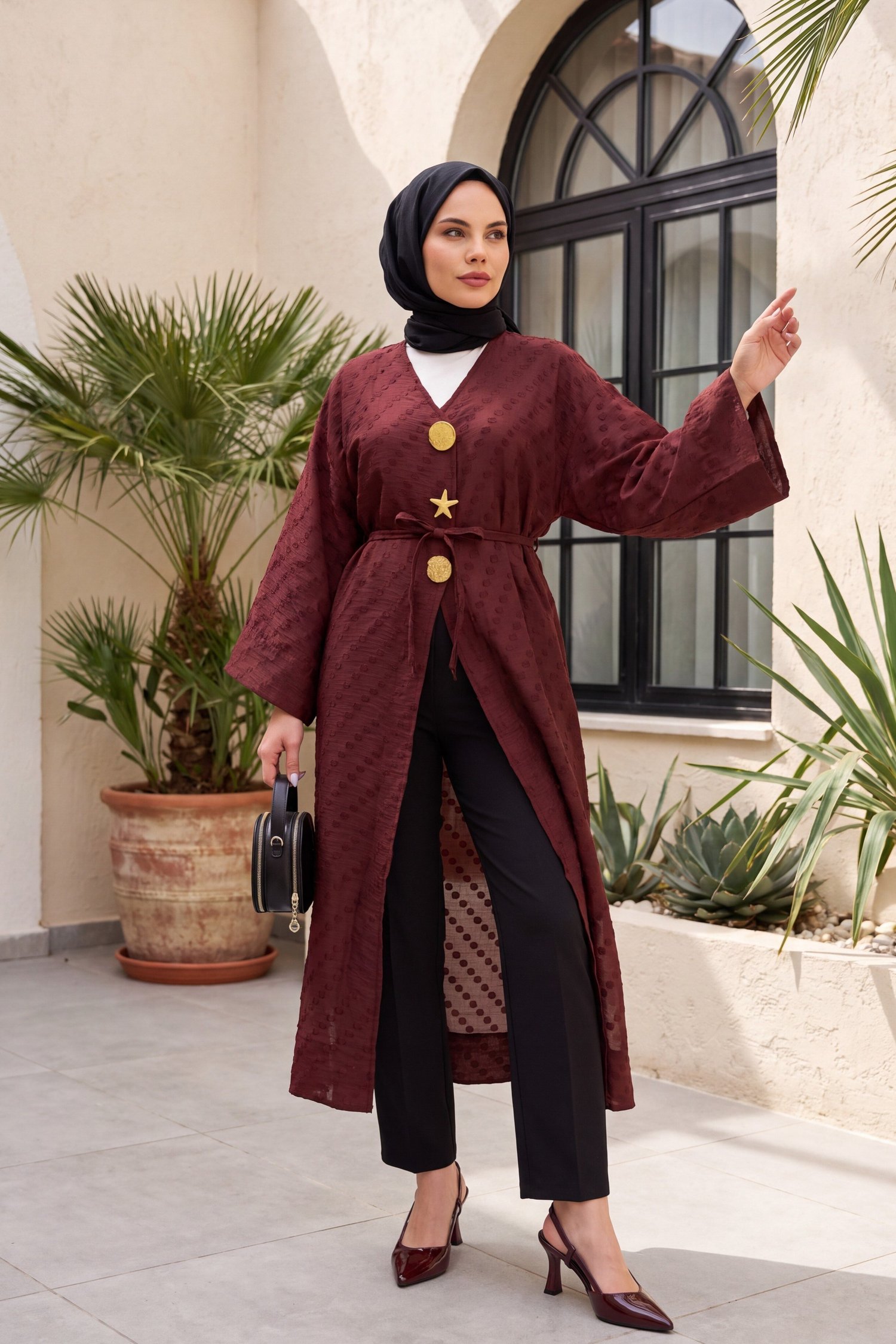 Broş Detaylı Yanları Yırtmaçlı Kabartma Puantiye Desenli Jakarlı Kimono -Bordo