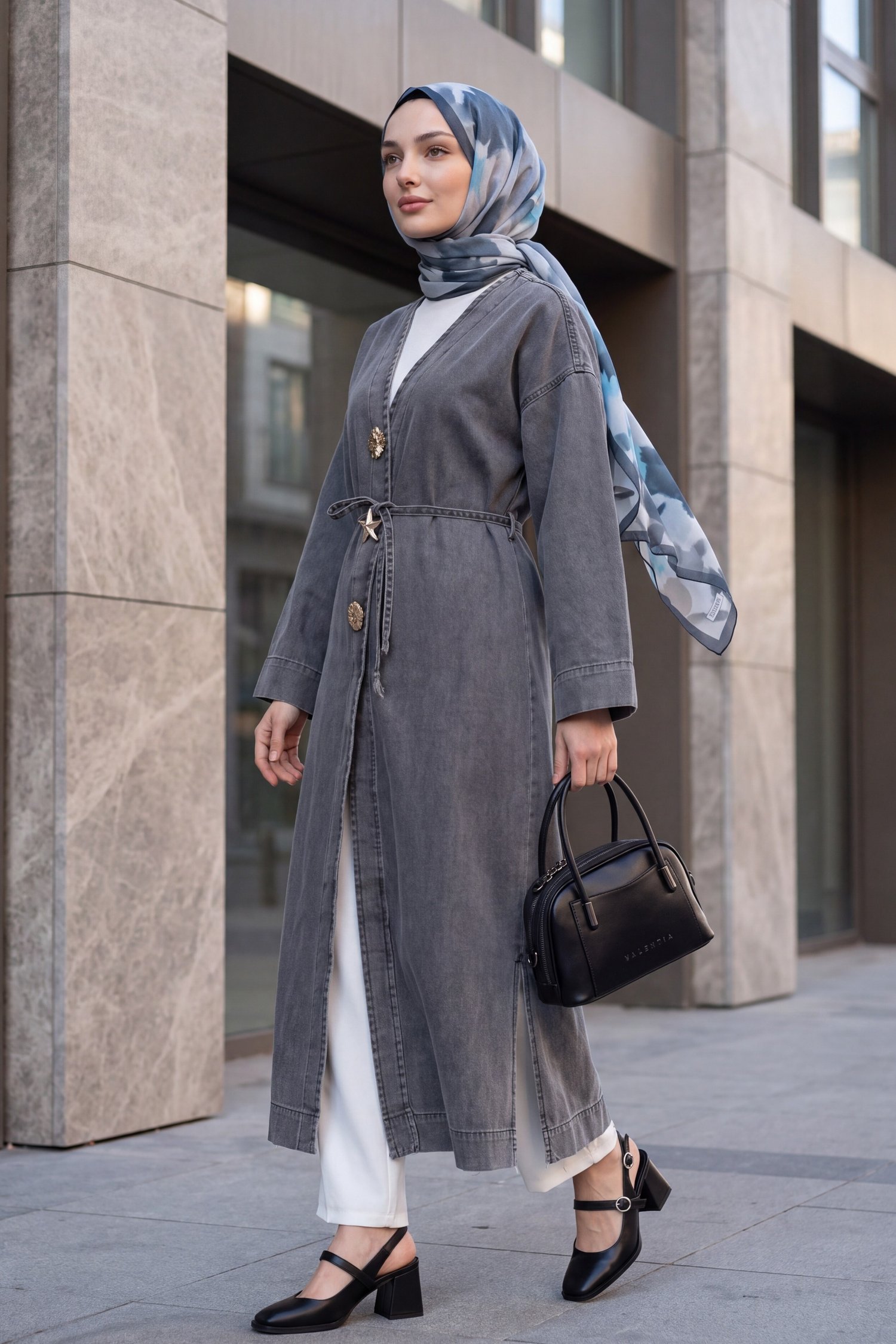 Büyük Broş Detaylı Kemerli Yırtmaçlı Uzun Kot Kimono -Füme