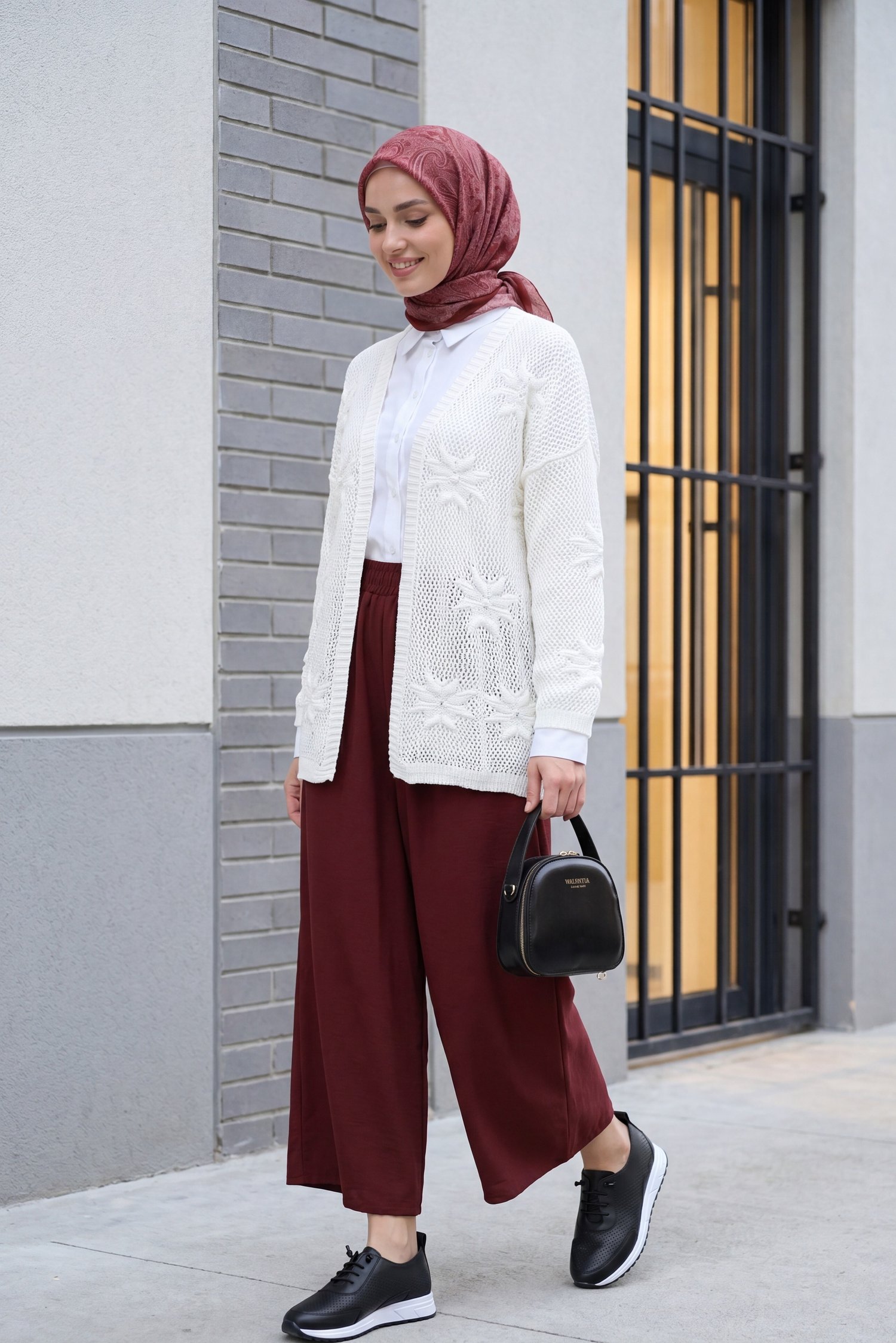 Çiçek Detaylı Ajurlu Örme Triko Hırka -Beyaz