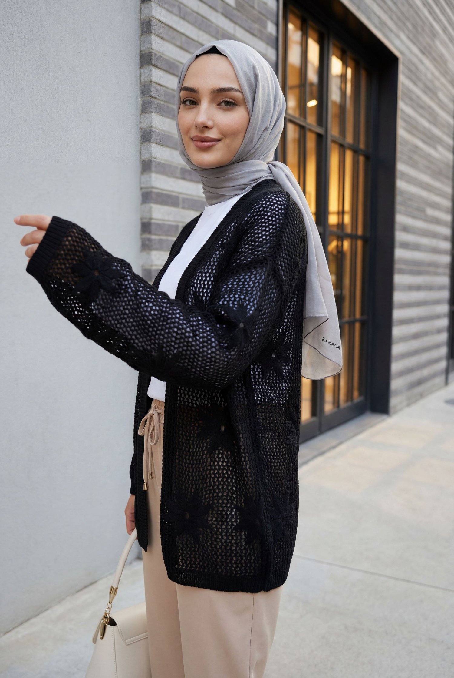 Çiçek Detaylı Ajurlu Örme Triko Hırka -Siyah