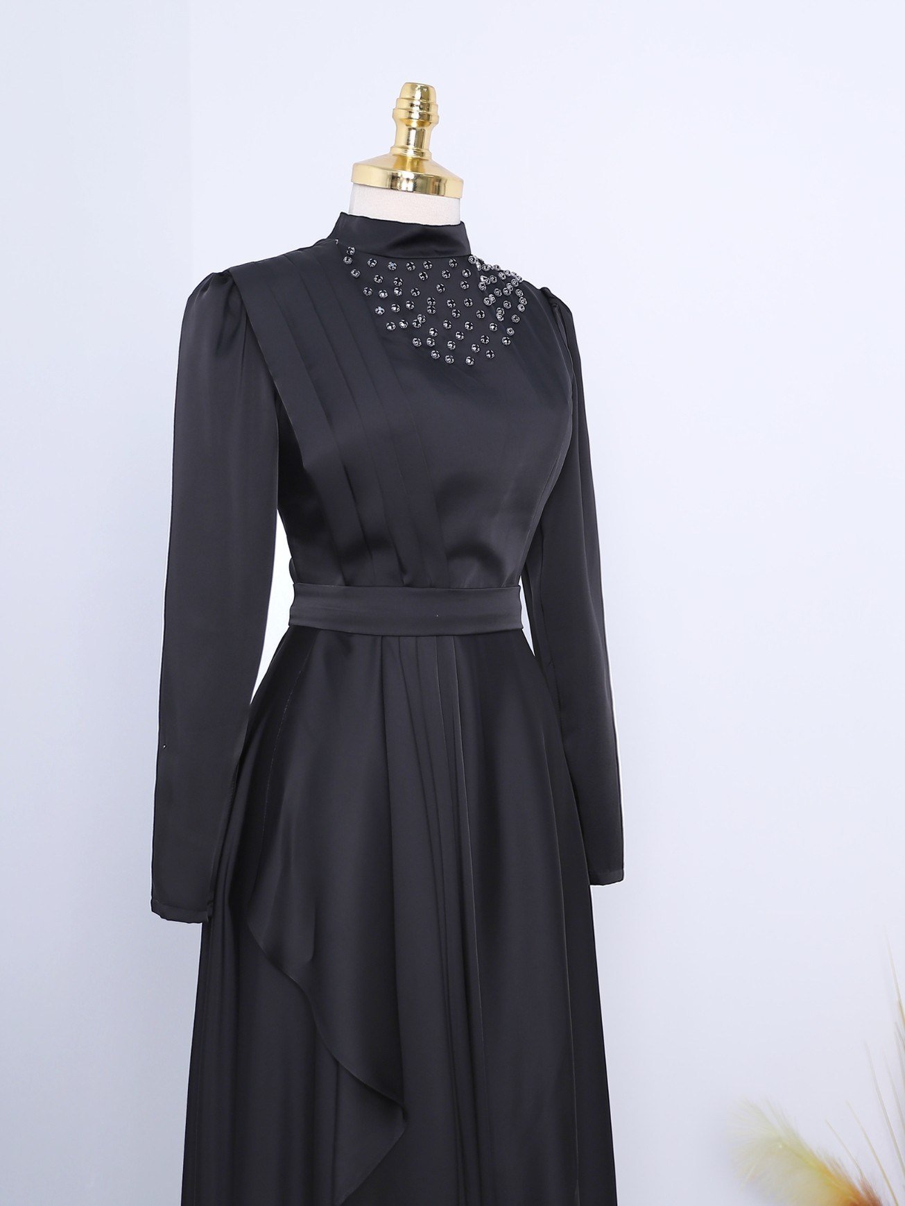 Dik Yaka Serpme Taşlı Saten Abiye -Siyah