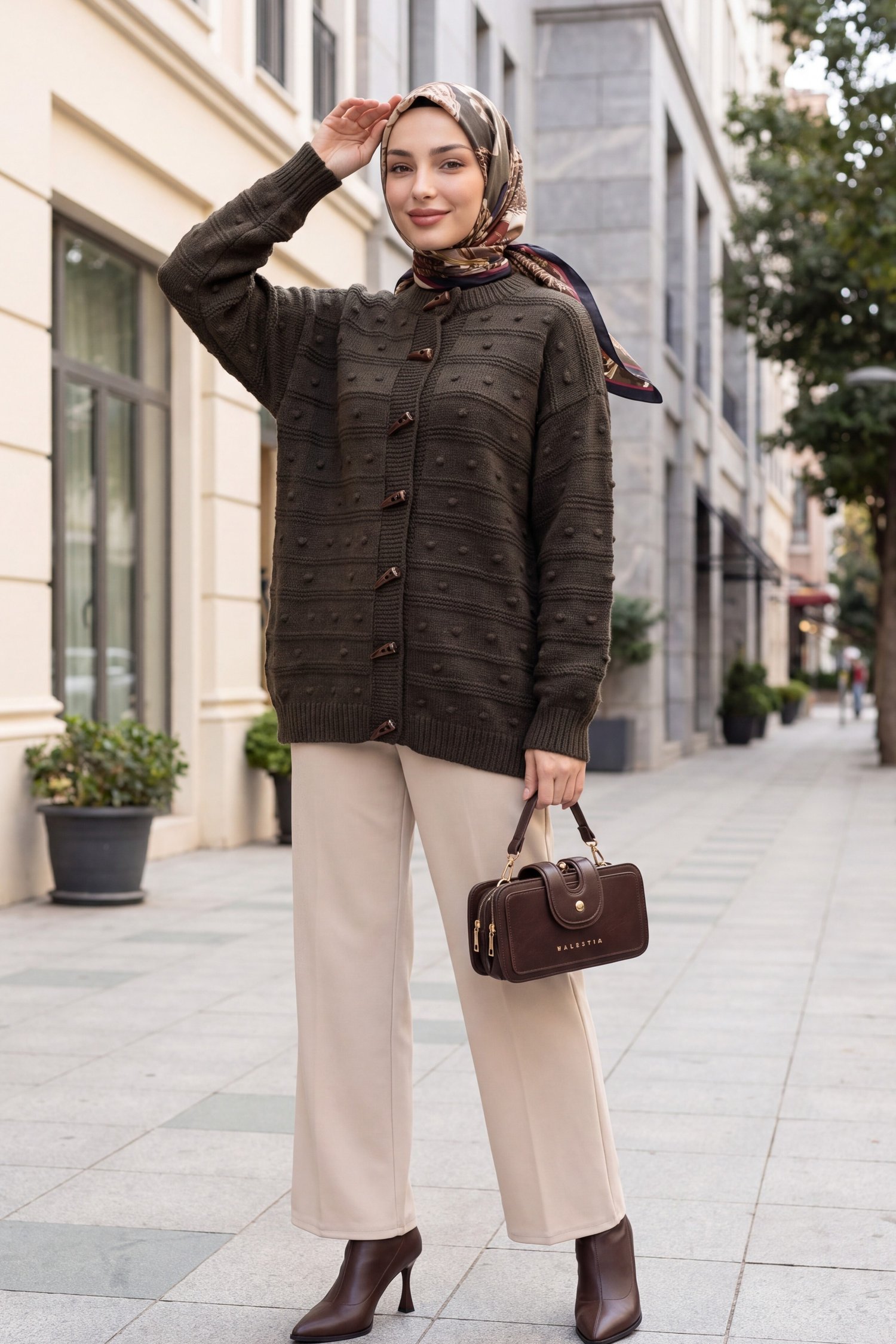 Fildişi Düğmeli Ponpon Detaylı Salaş Triko Hırka -Koyu Kahverengi