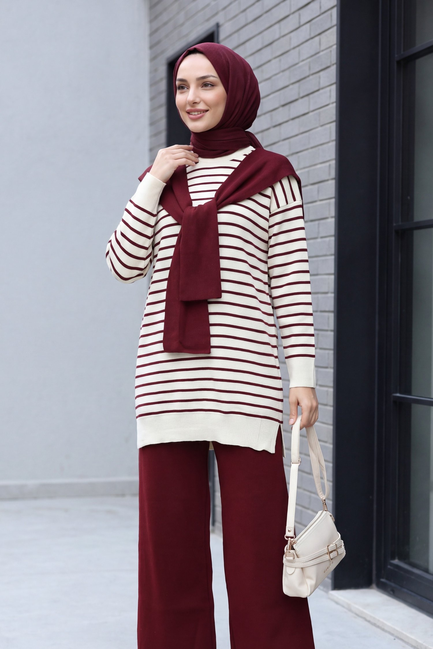Fular Detaylı Yırtmaçlı Çizgili Triko Takım  -Bordo