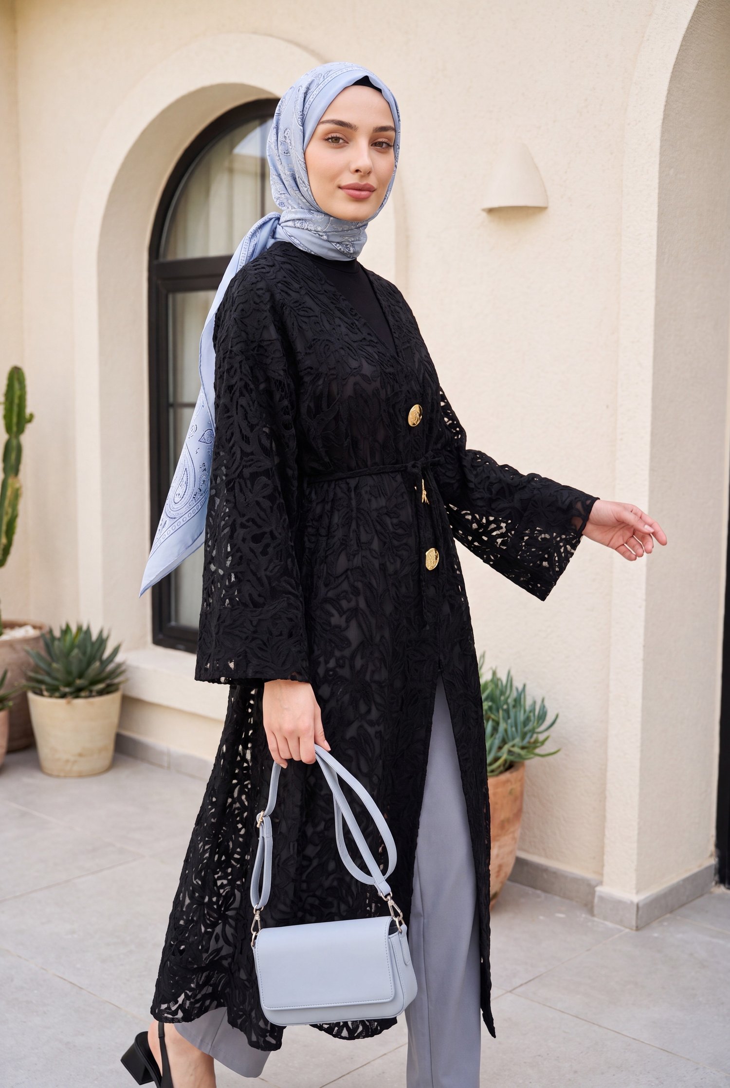 Geniş Kol Bağcıklı Broşlu Jakarlı Uzun Kimono -Siyah