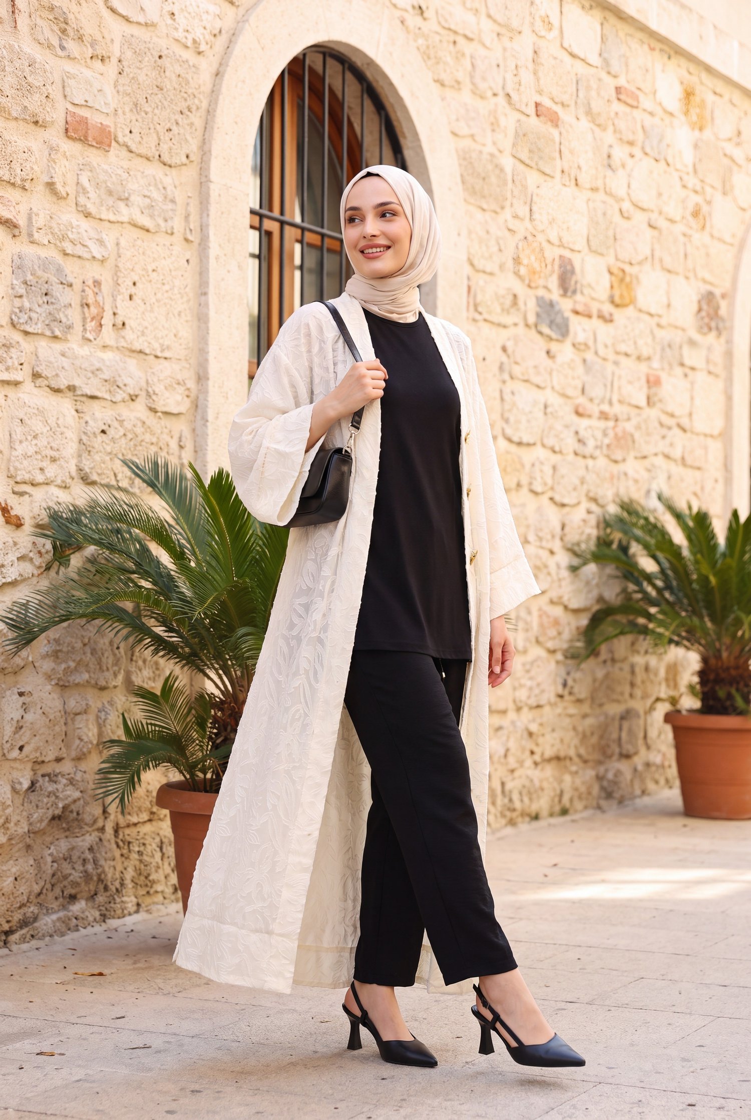 Geniş Kol Bağcıklı Broşlu Jakarlı Uzun Kimono -Ekru