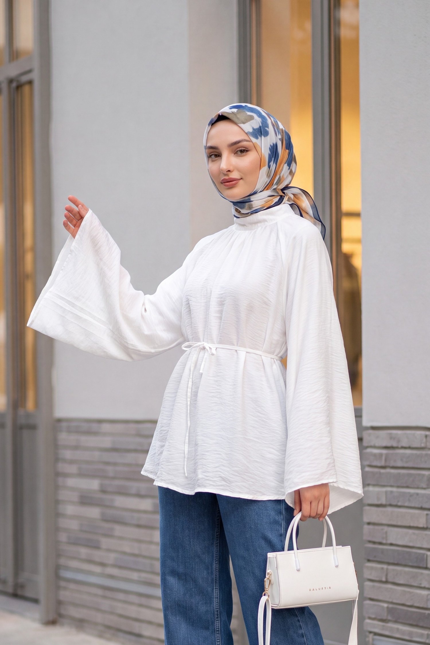 Hakim Yaka Kemerli Astarlı İspanyol Kol Oversize Liyosel Tunik -Beyaz