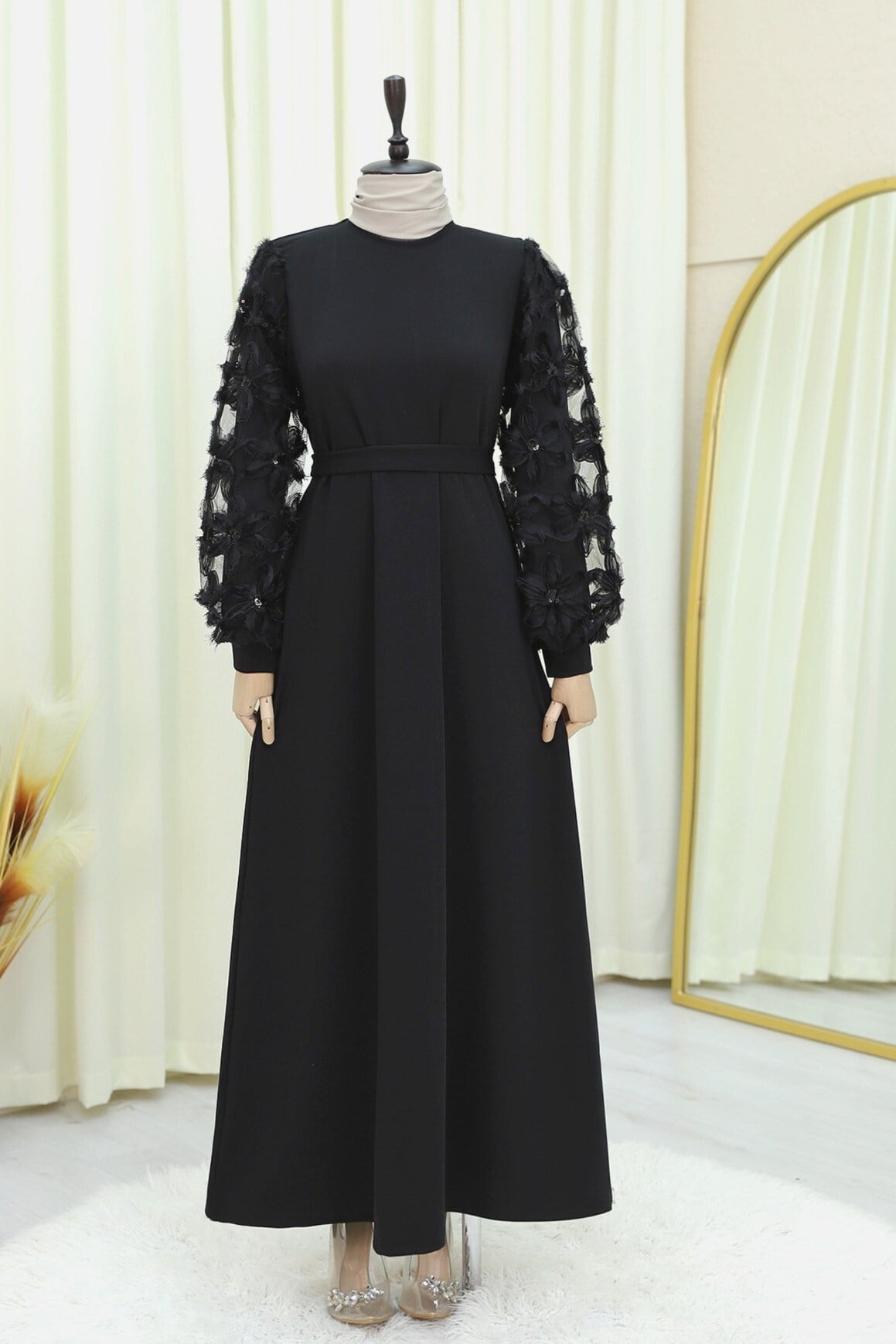 Kabartma Çiçekli Tül Kollu Kemerli Elbise -Siyah