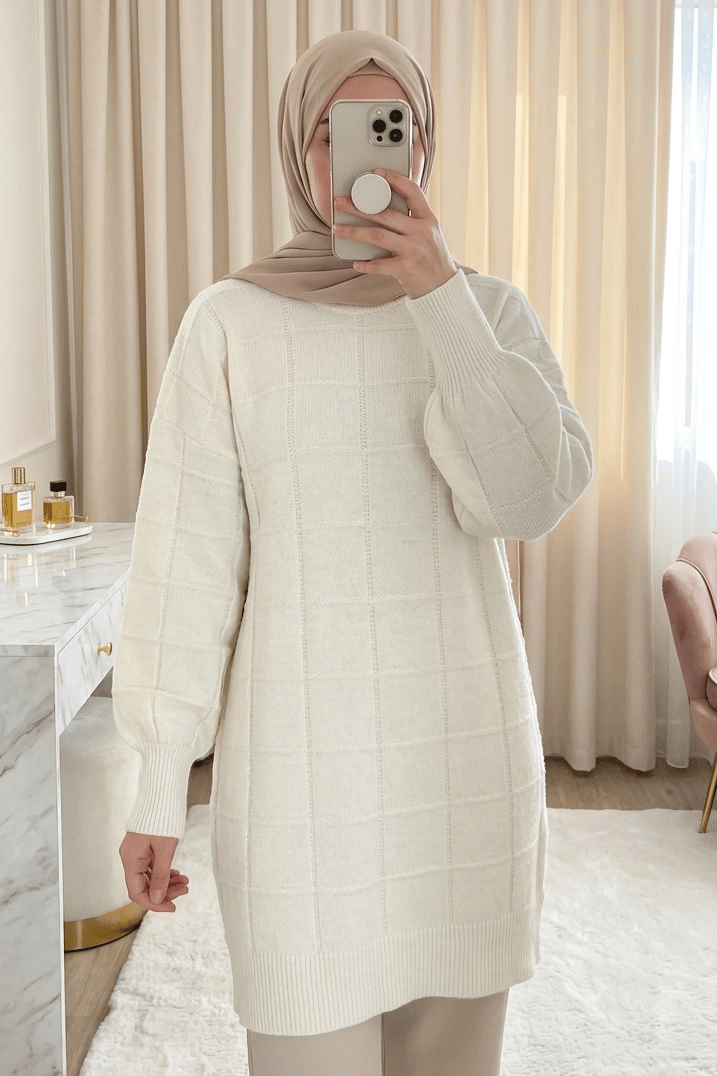 Kare Desenli Yırtmaçlı Yumoş Triko Tunik   -Krem