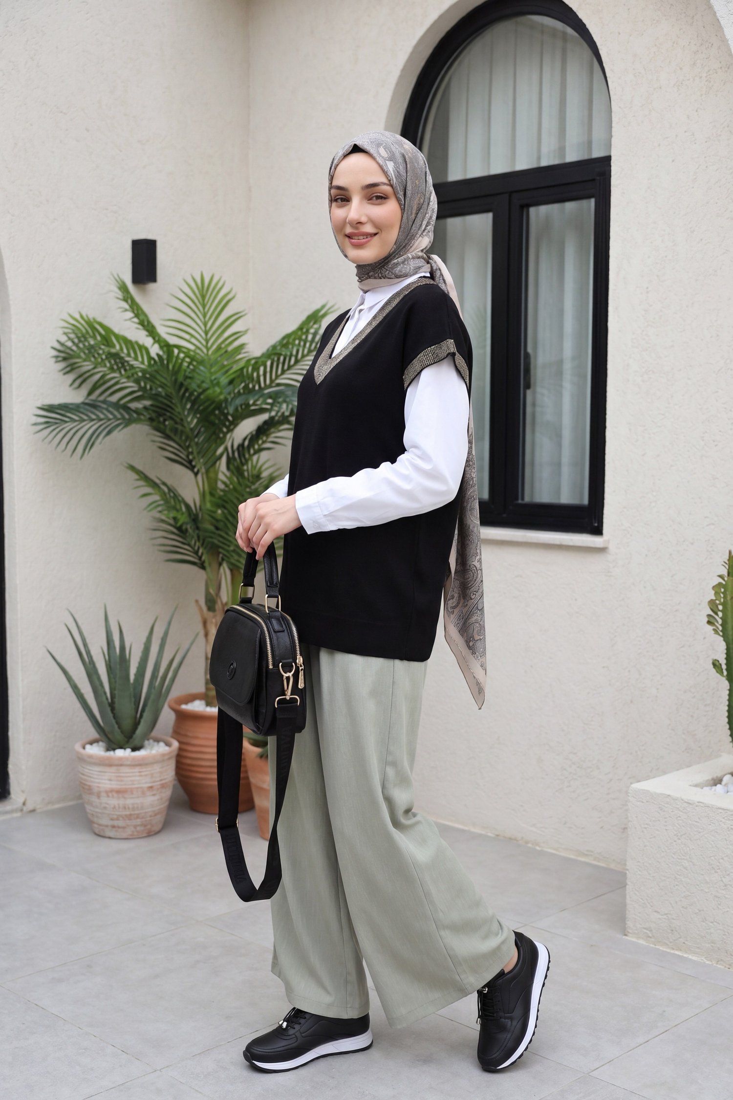 Kolları Ve Yakası Simli V Yaka Kısa Kol Triko Tunik -Siyah