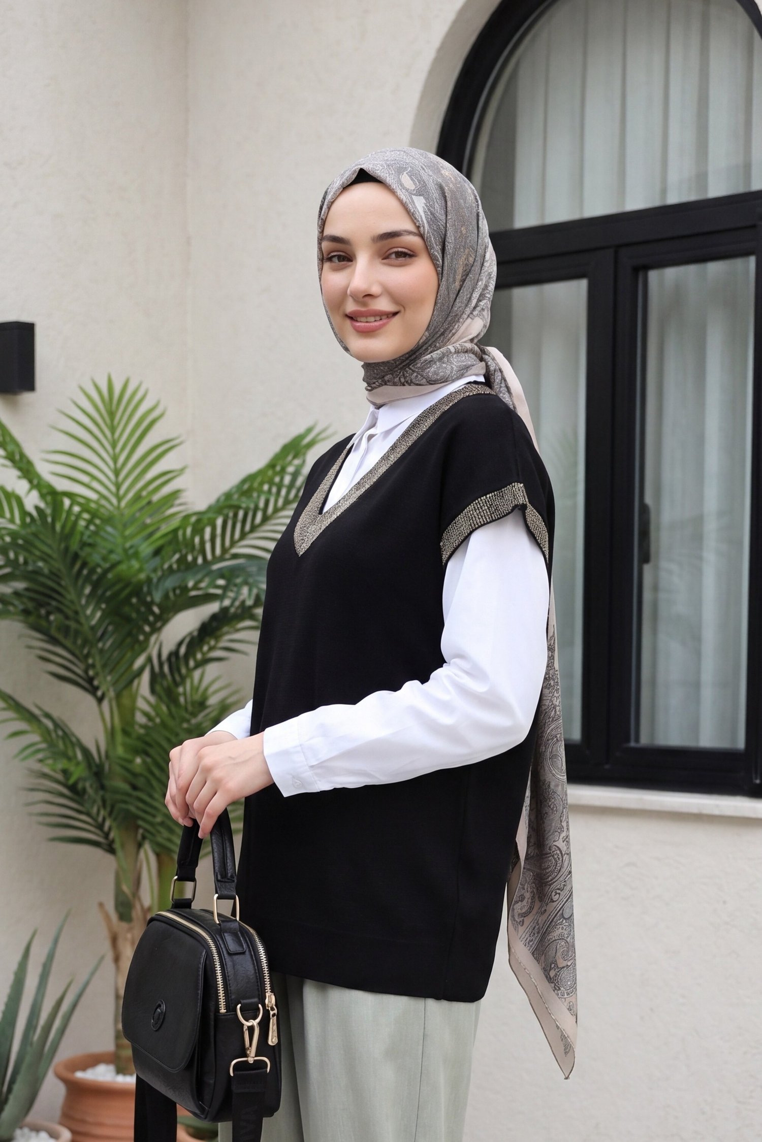 Kolları Ve Yakası Simli V Yaka Kısa Kol Triko Tunik -Siyah