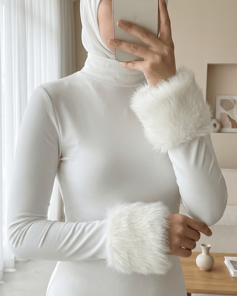Kolu Kürklü Yarım Boğazlı Çıtçıtlı Zıbın Bluz -Beyaz