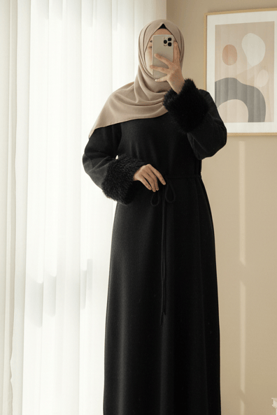 Kolu Tüylu Beli Bağlamalı Uzun Selanik Elbise -Siyah