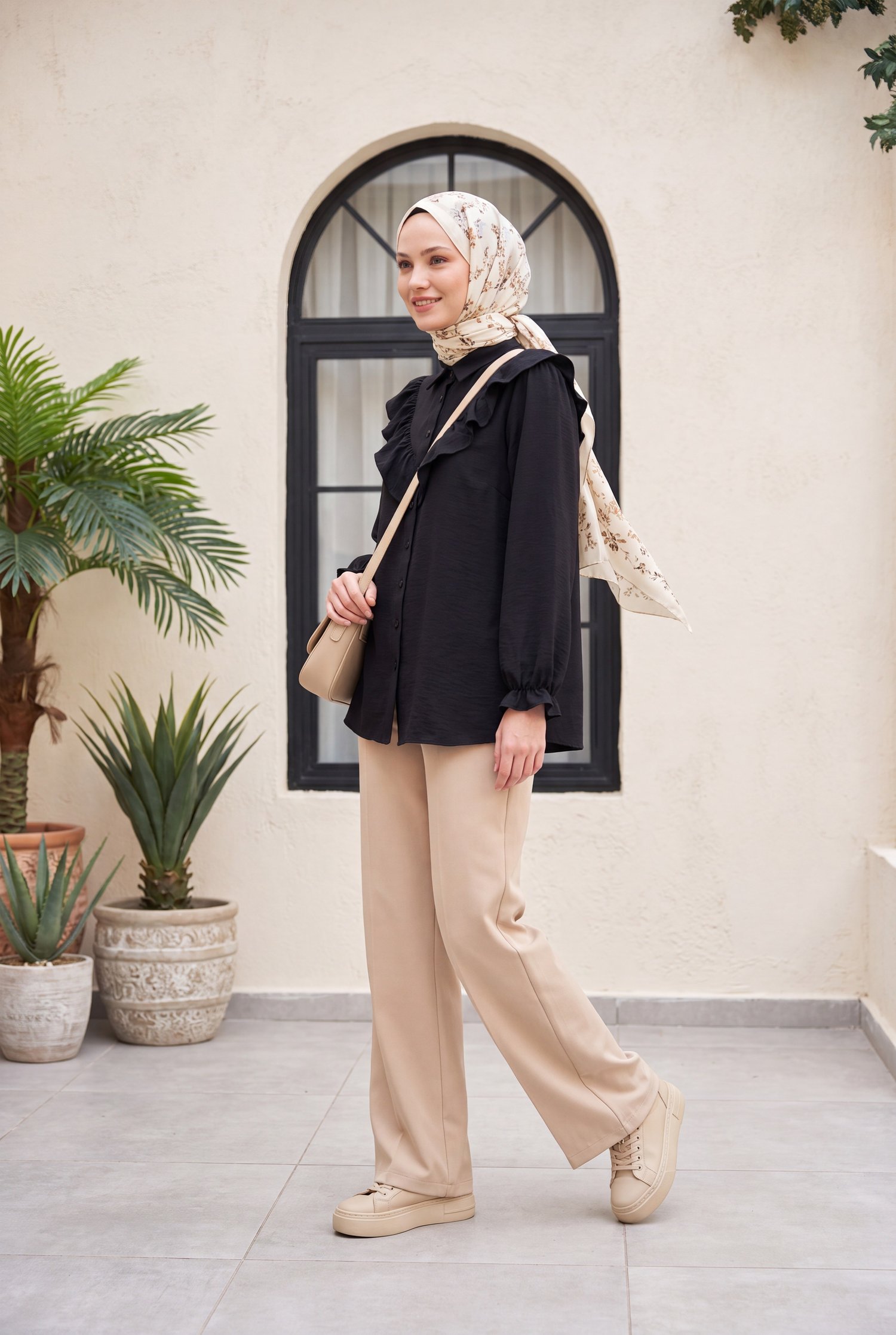 Robadan Fırfırlı Düğmeli Rayon Tunik -Siyah